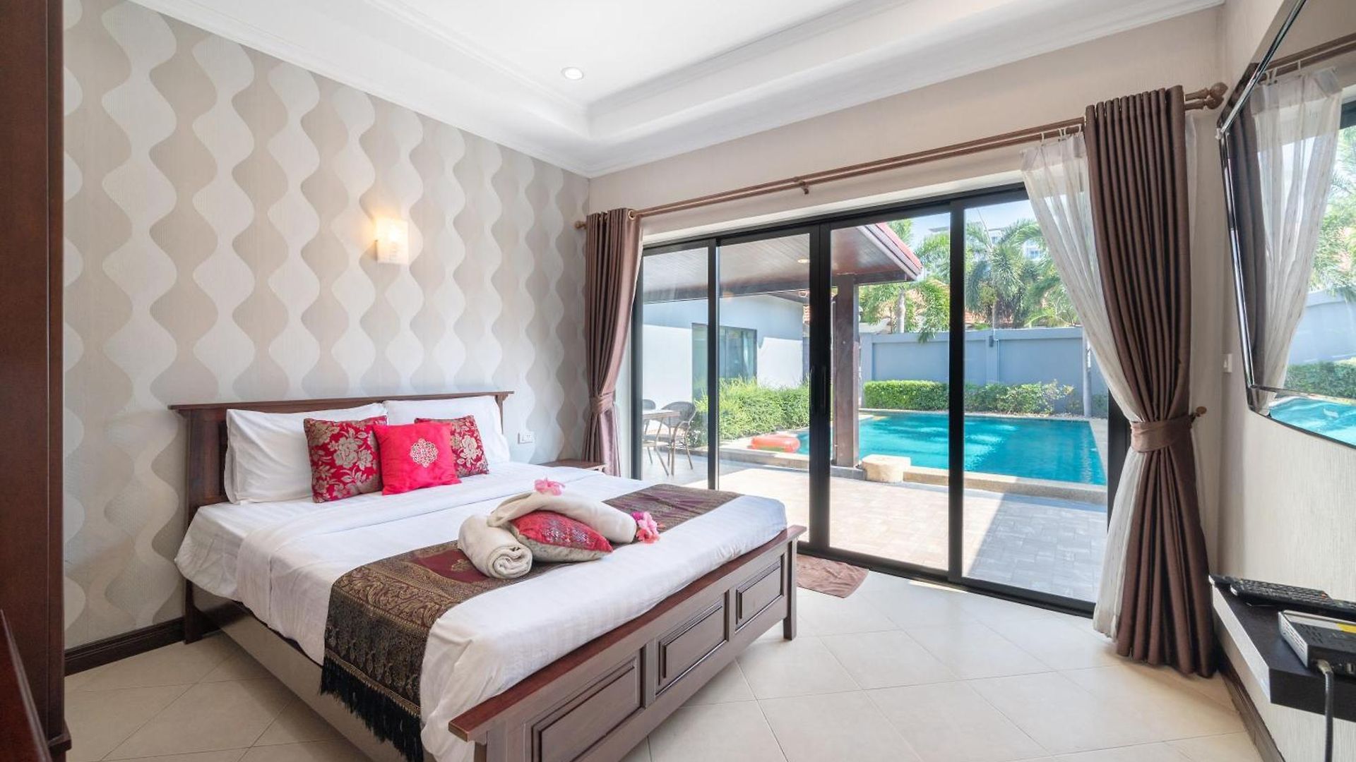 Villa 5 Mins Walk Coastal 3 Bdr Private Pool