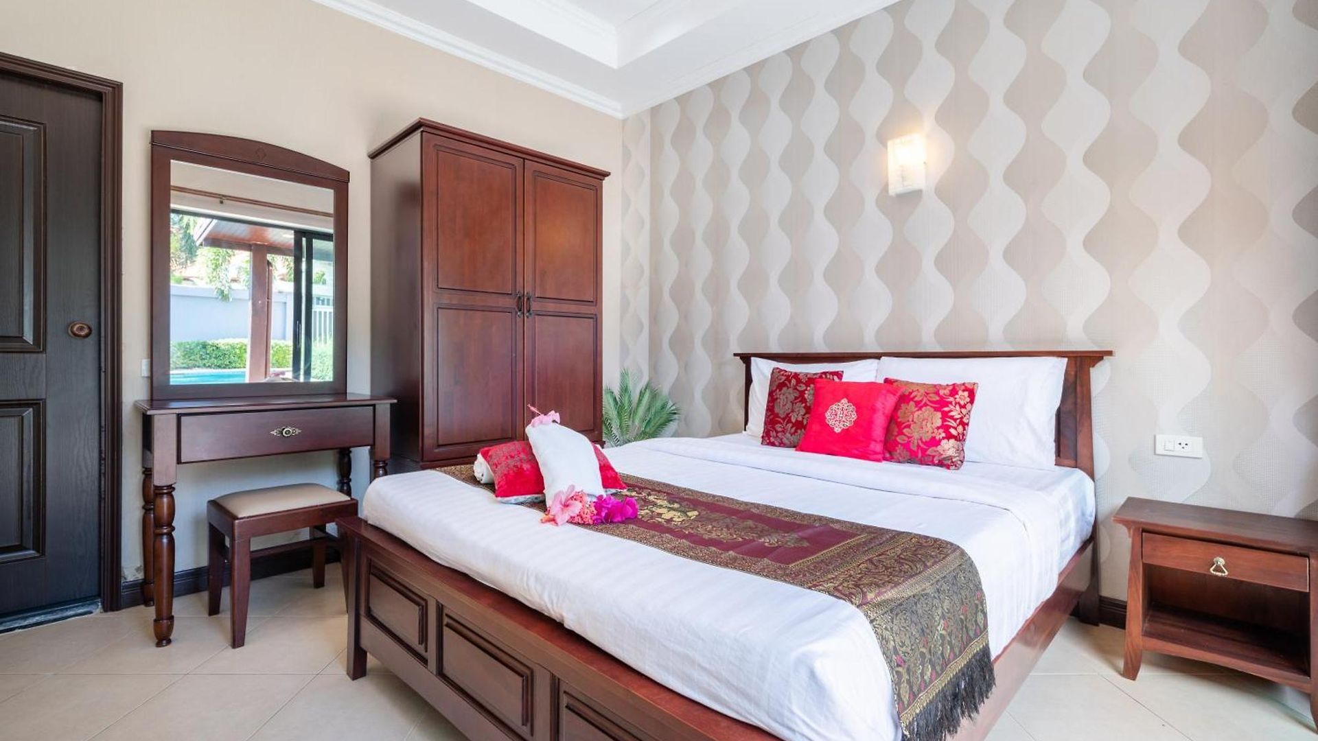 5 Mins Walk Coastal 3 Bdr Private Pool *