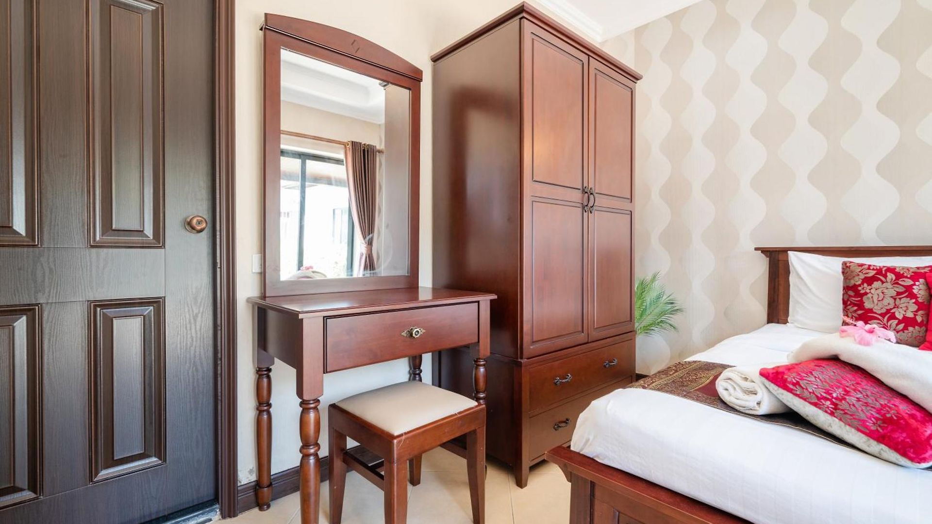 5 Mins Walk Coastal 3 Bdr Private Pool Villa Pattaya