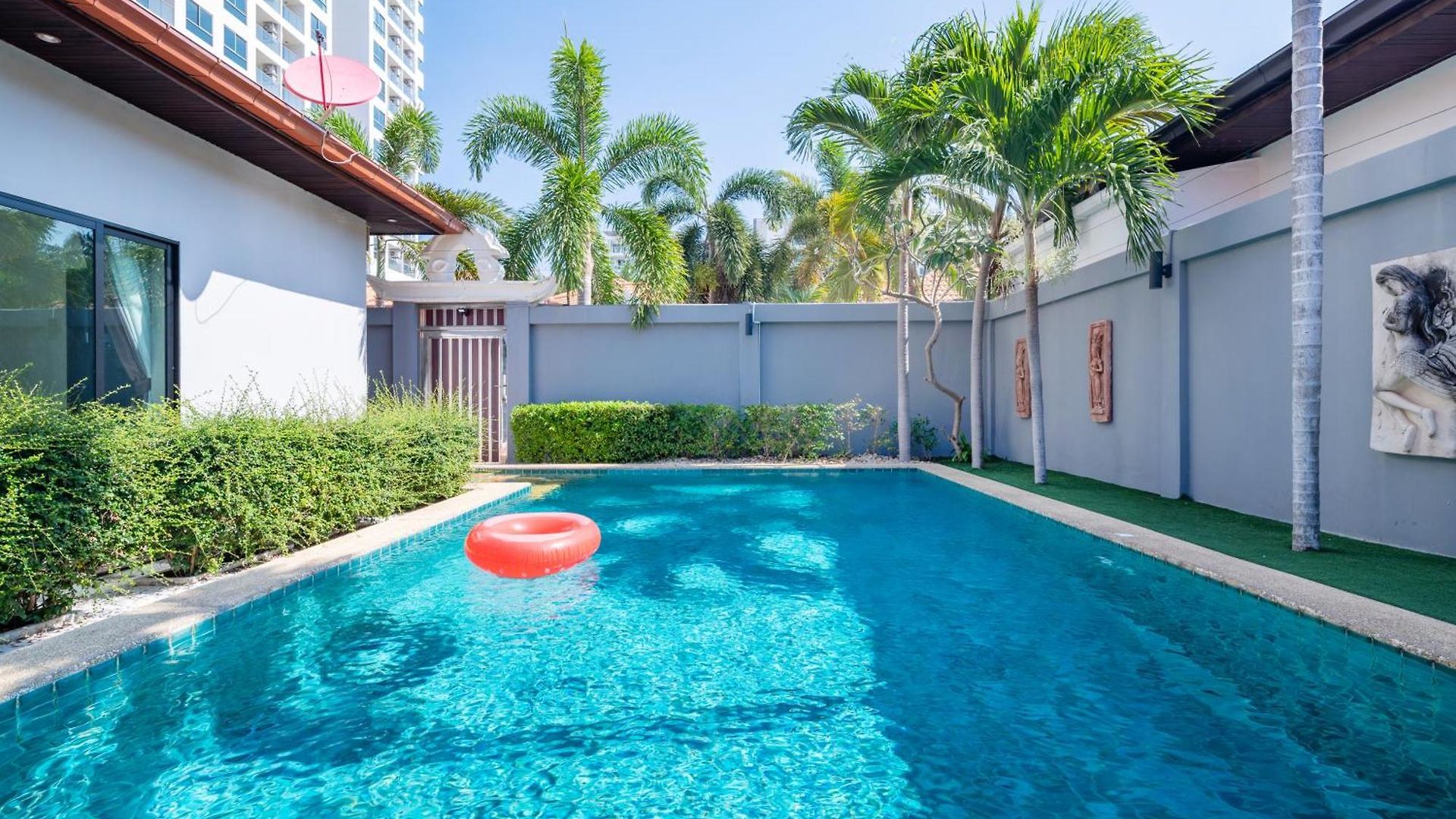 Villa 5 Mins Walk Coastal 3 Bdr Private Pool