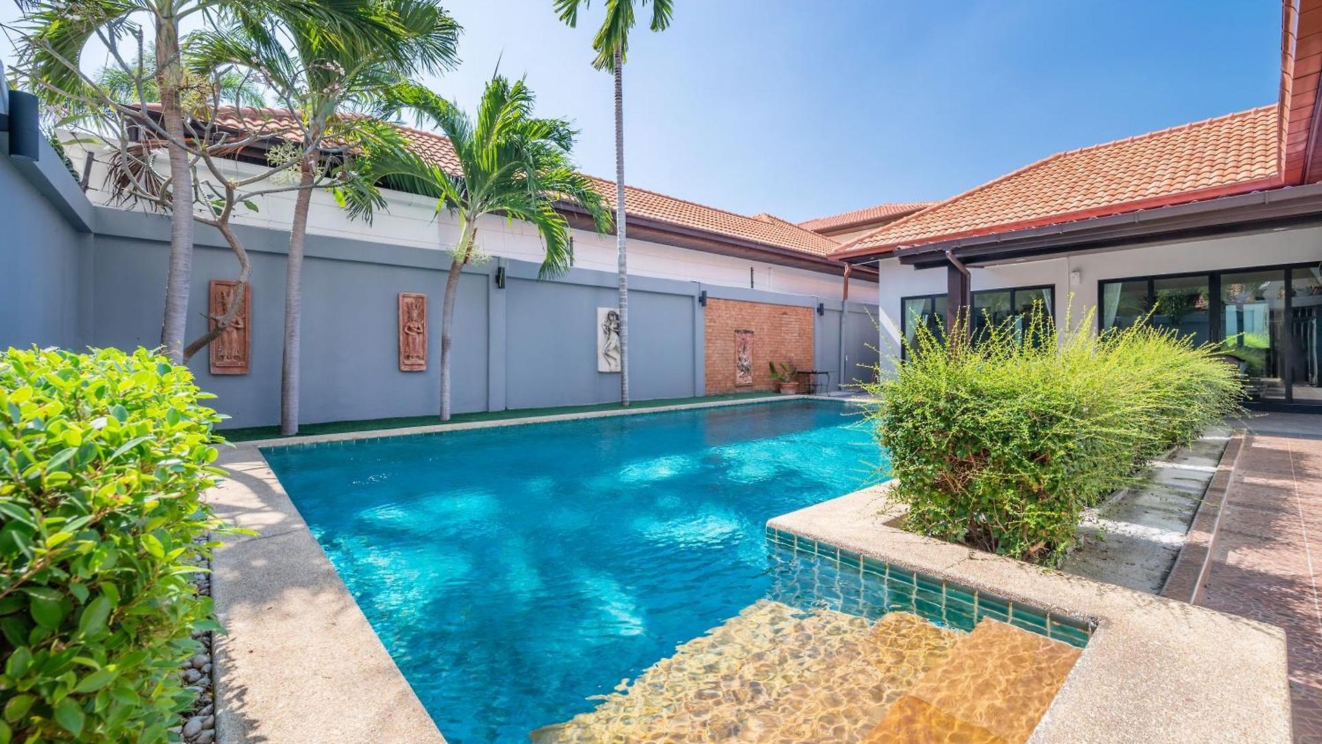 Villa 5 Mins Walk Coastal 3 Bdr Private Pool