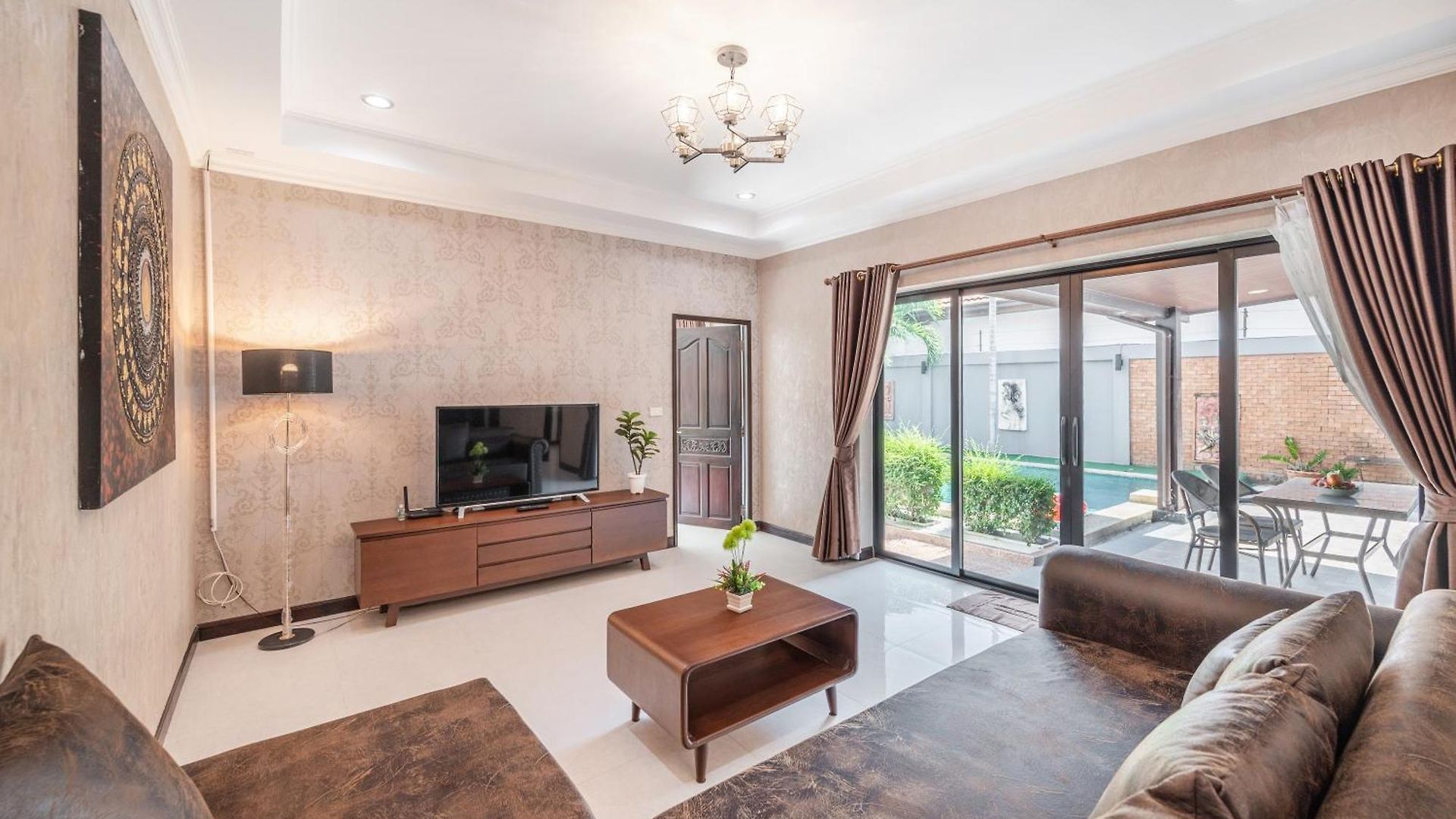 5 Mins Walk Coastal 3 Bdr Private Pool * Pattaya