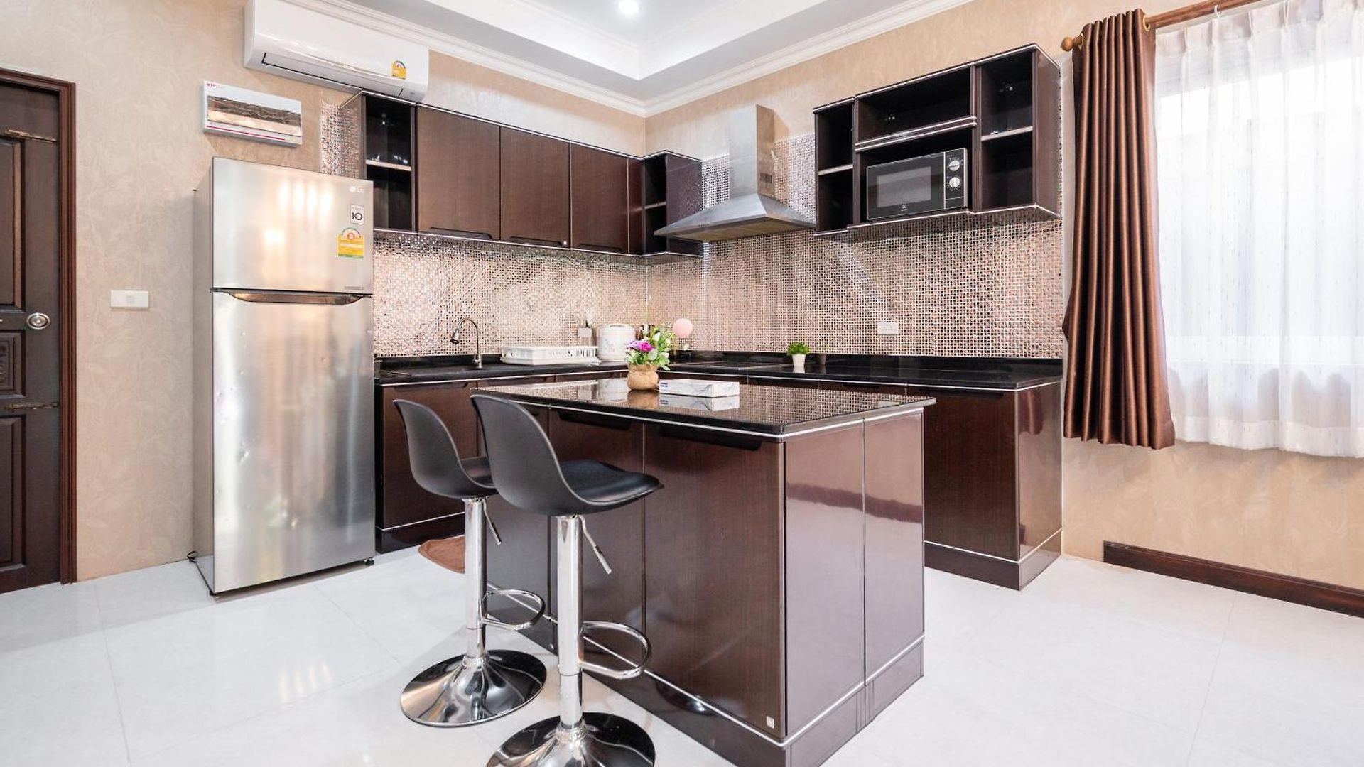 5 Mins Walk Coastal 3 Bdr Private Pool * Pattaya