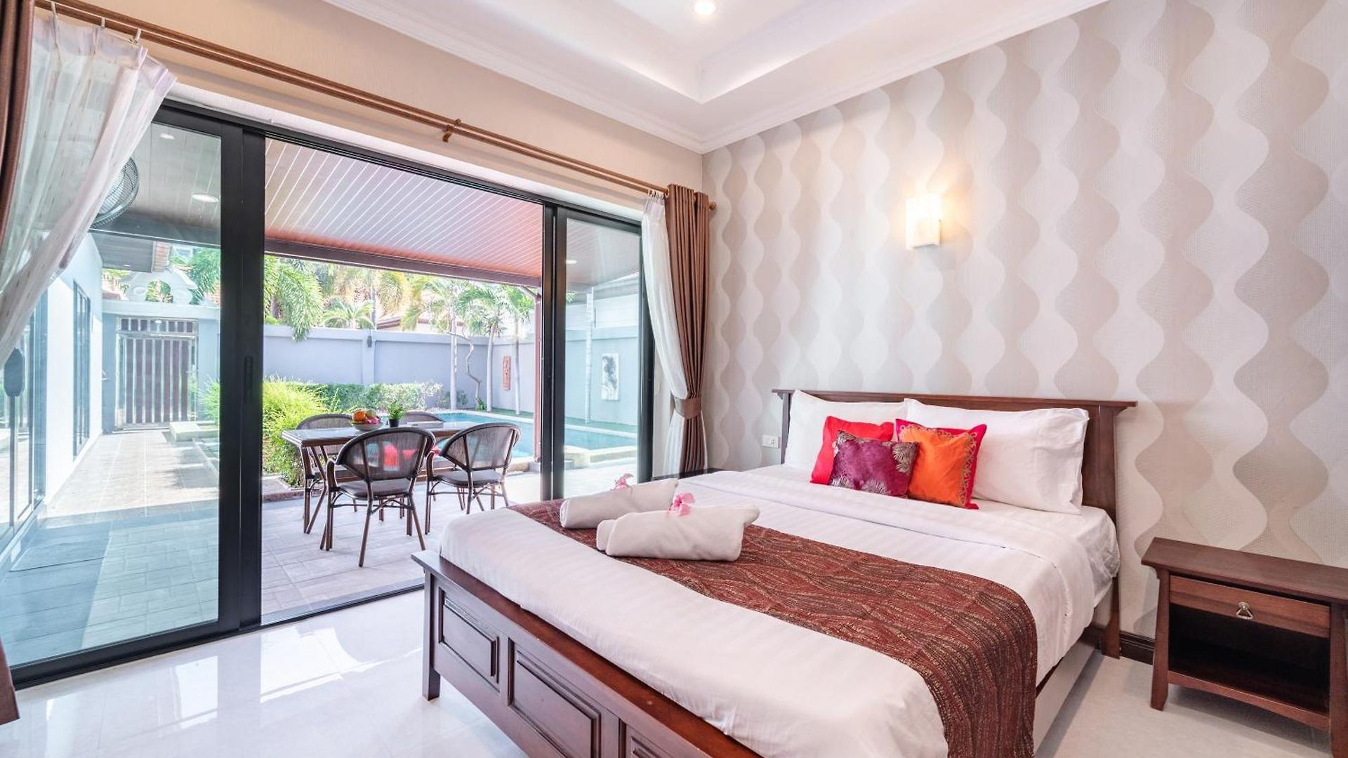 5 Mins Walk Coastal 3 Bdr Private Pool *