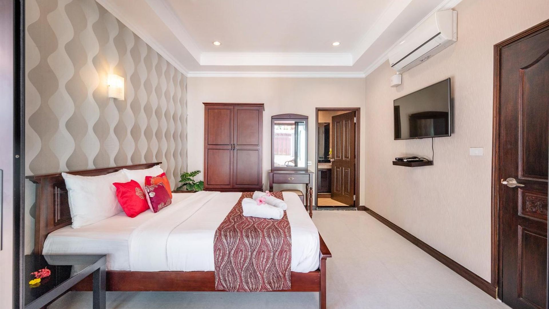5 Mins Walk Coastal 3 Bdr Private Pool Villa Pattaya