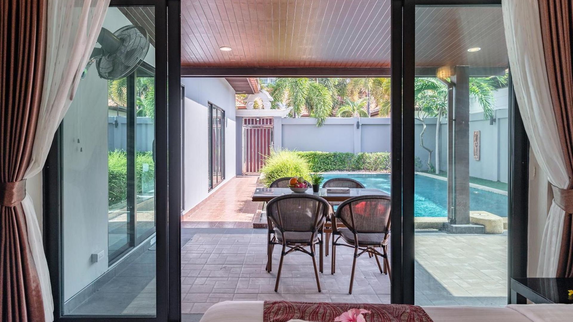 5 Mins Walk Coastal 3 Bdr Private Pool Pattaya
