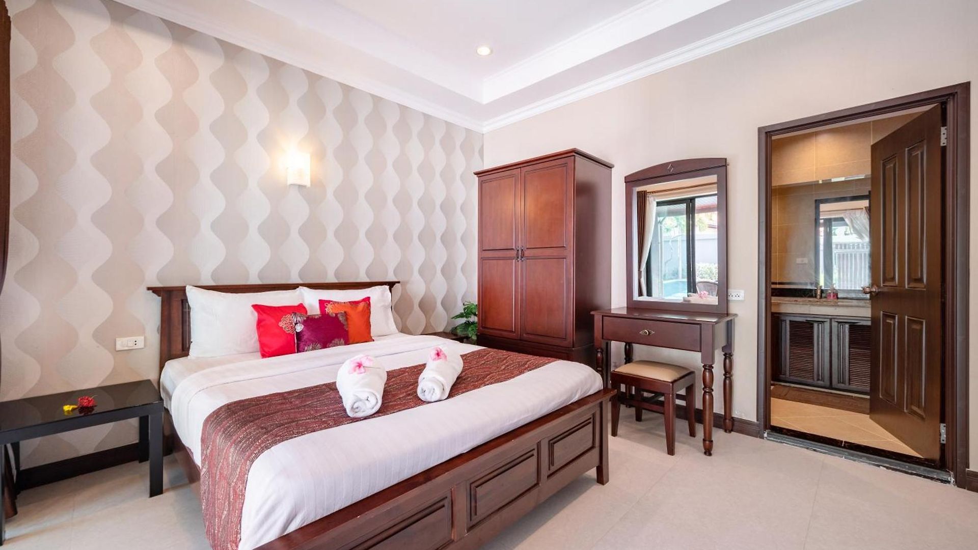 Villa 5 Mins Walk Coastal 3 Bdr Private Pool *