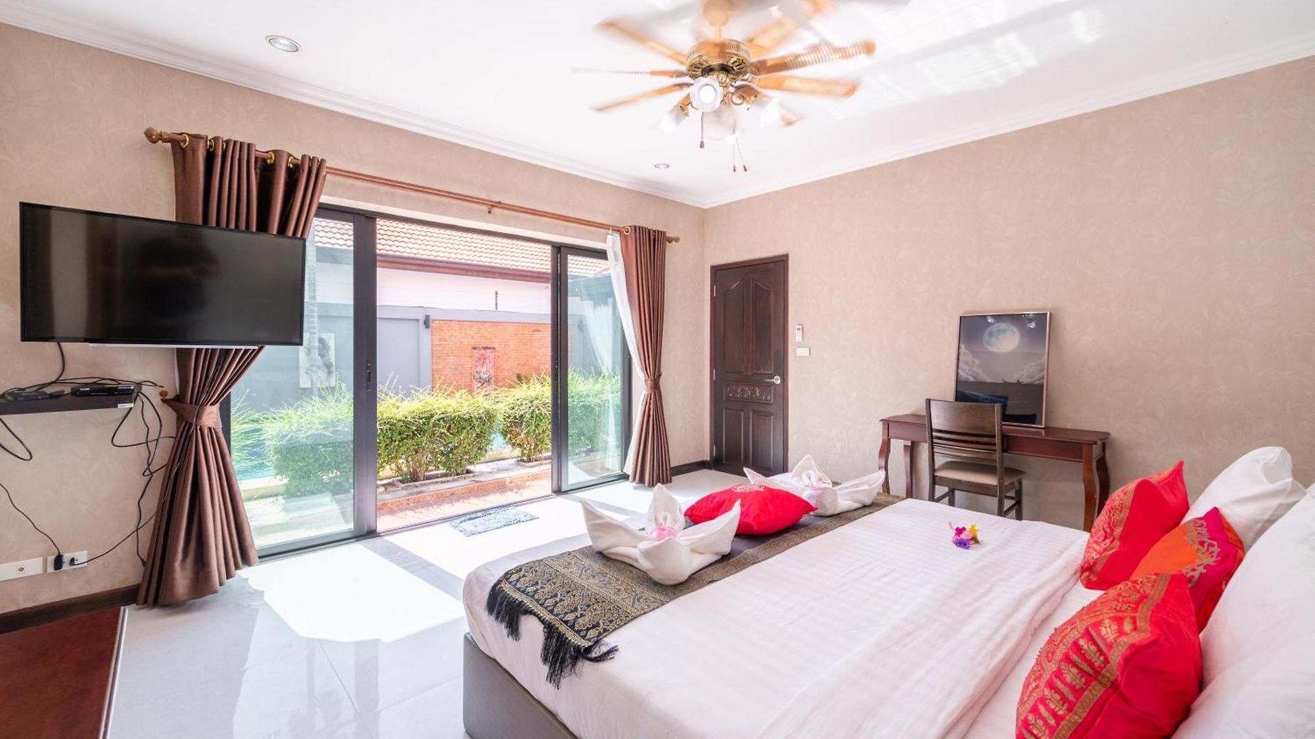 Villa 5 Mins Walk Coastal 3 Bdr Private Pool
