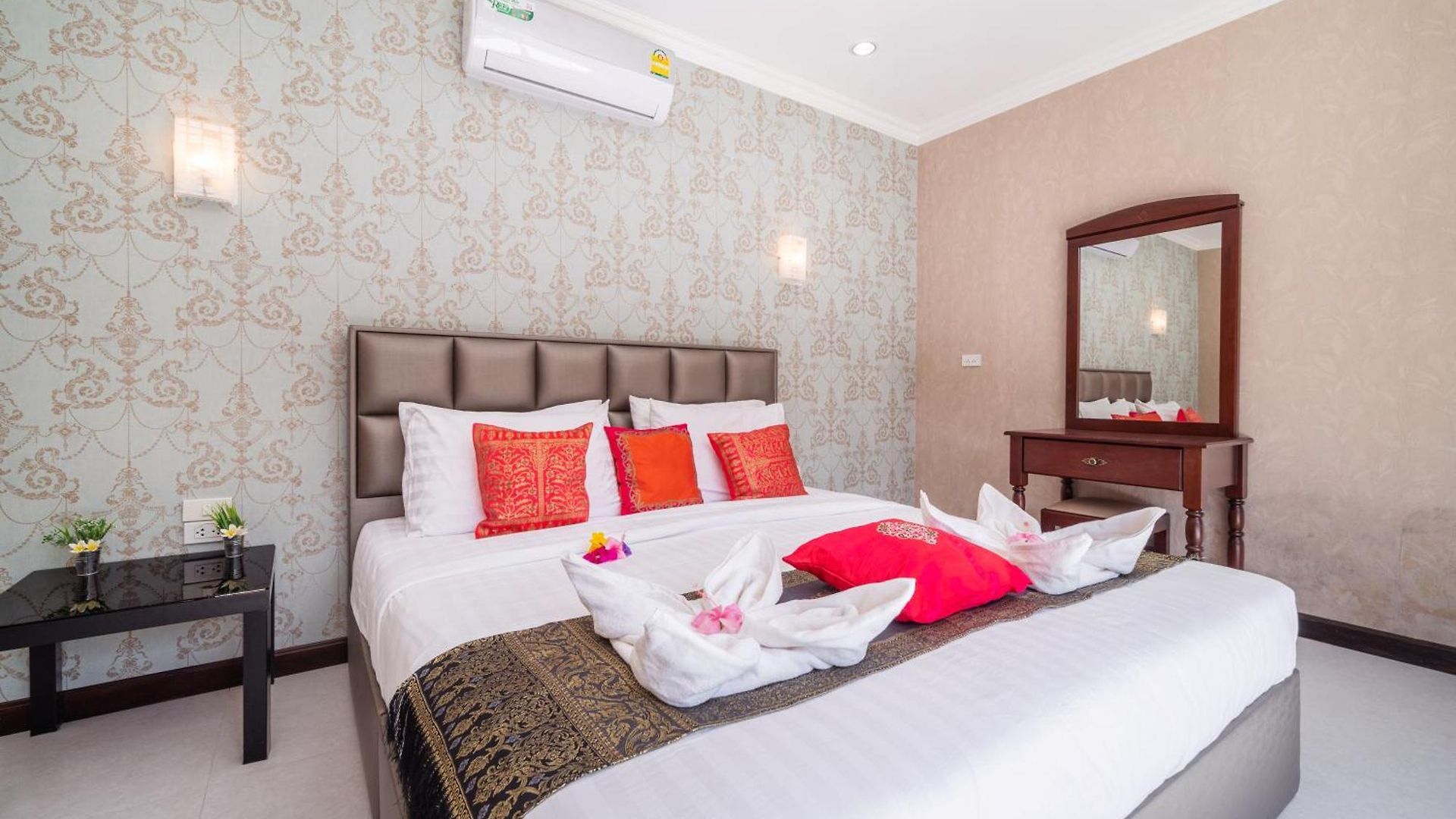 5 Mins Walk Coastal 3 Bdr Private Pool