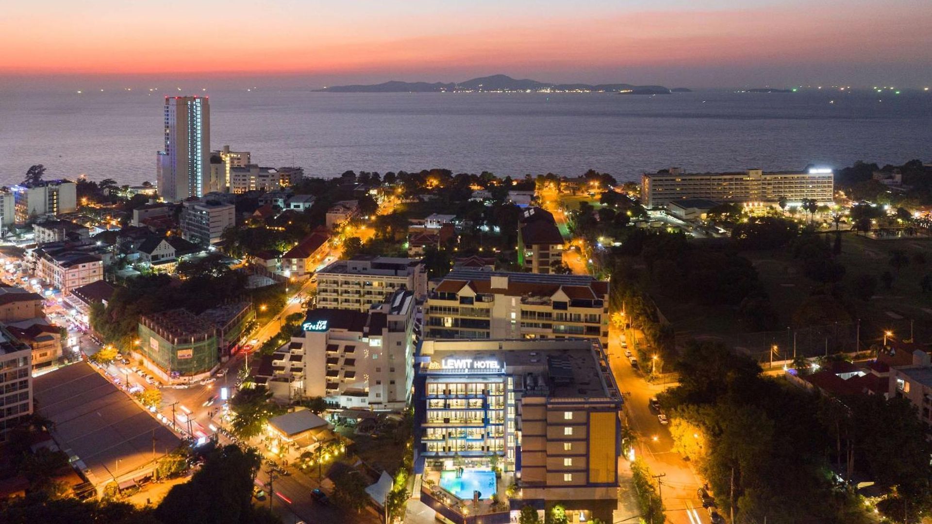 โรงแรม Lewit Pattaya, A Member Of Radisson Individuals 5*