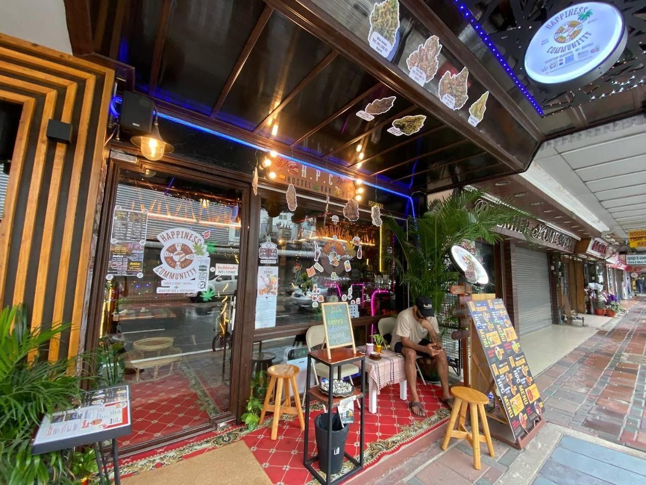 ที่พัก Happiness Community Wake & Bake - Rooftop Bar & Bistro Pattaya