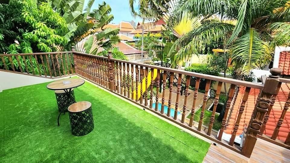 Rosewood Bali Style Pool 2 *