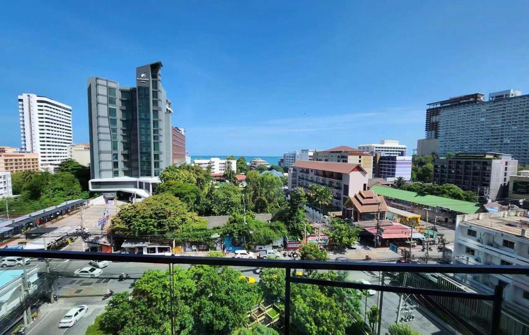 อพาร์ทเม้น 小红书网红超大无边泳池edge豪华公寓 市中心 海滩300米