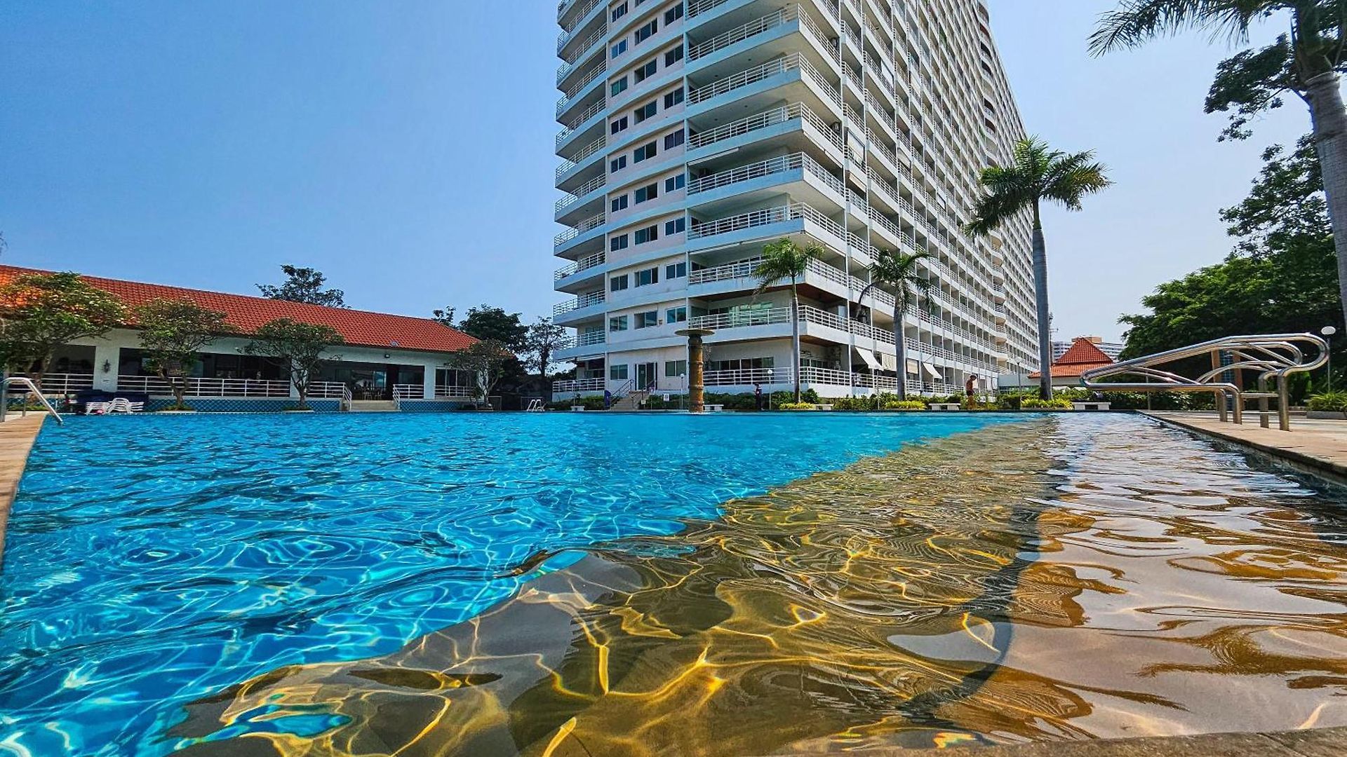 อพาร์ทเม้น View Talay 5 - Beachfront Ocean View - High Floor & Huge Pool *