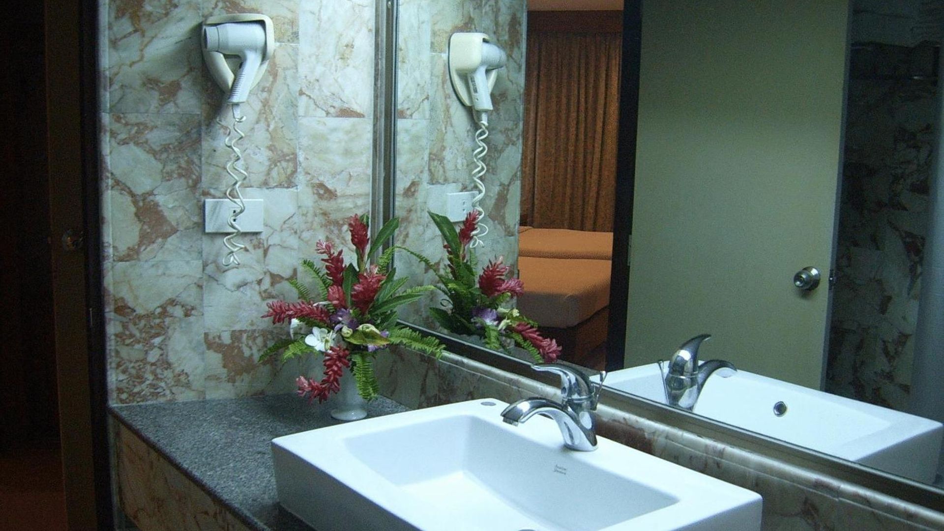 โรงแรม รายัล ทวินส์ พาเลซ 4*