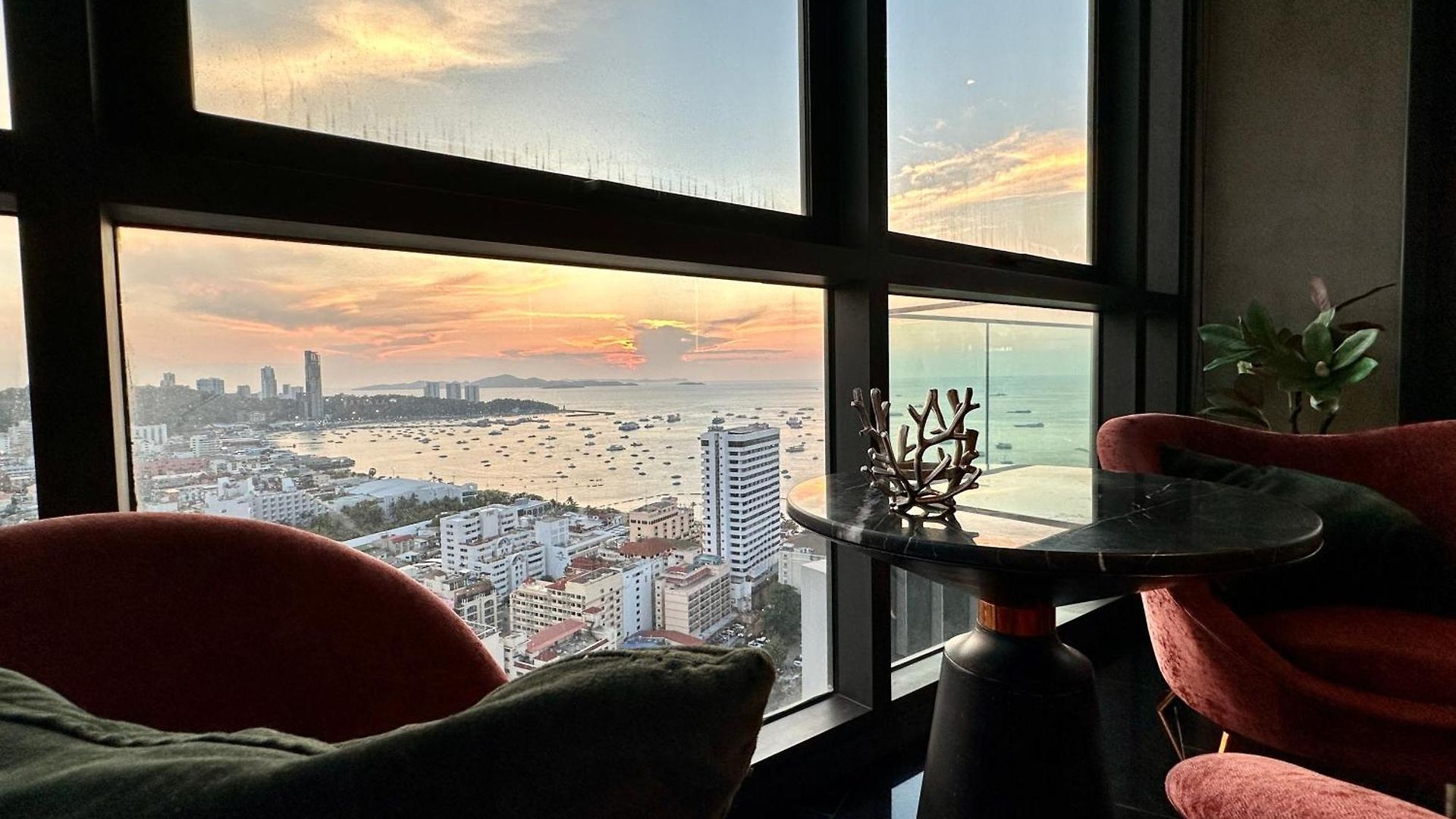 Edge Cozy Vacation Infinite Sky Pool