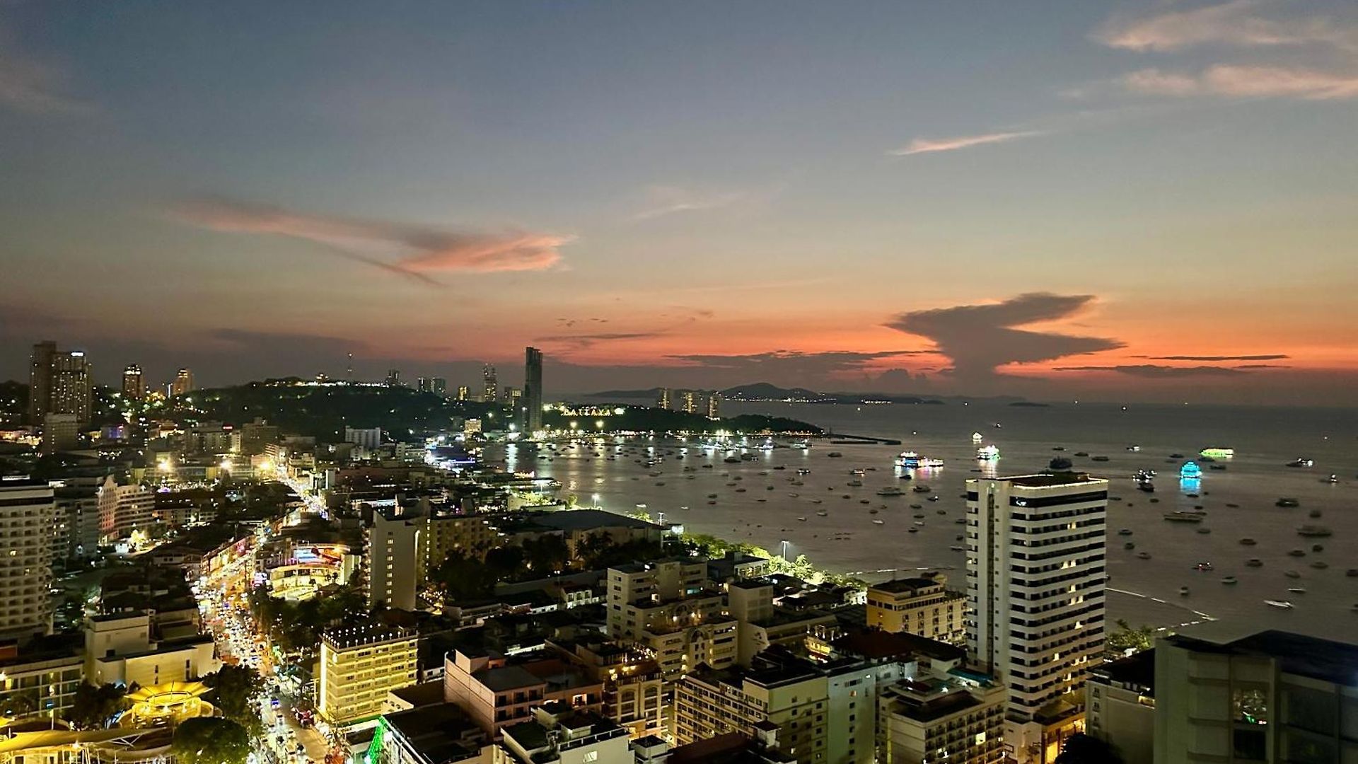 Edge Cozy Vacation Infinite Sky Pool Pattaya