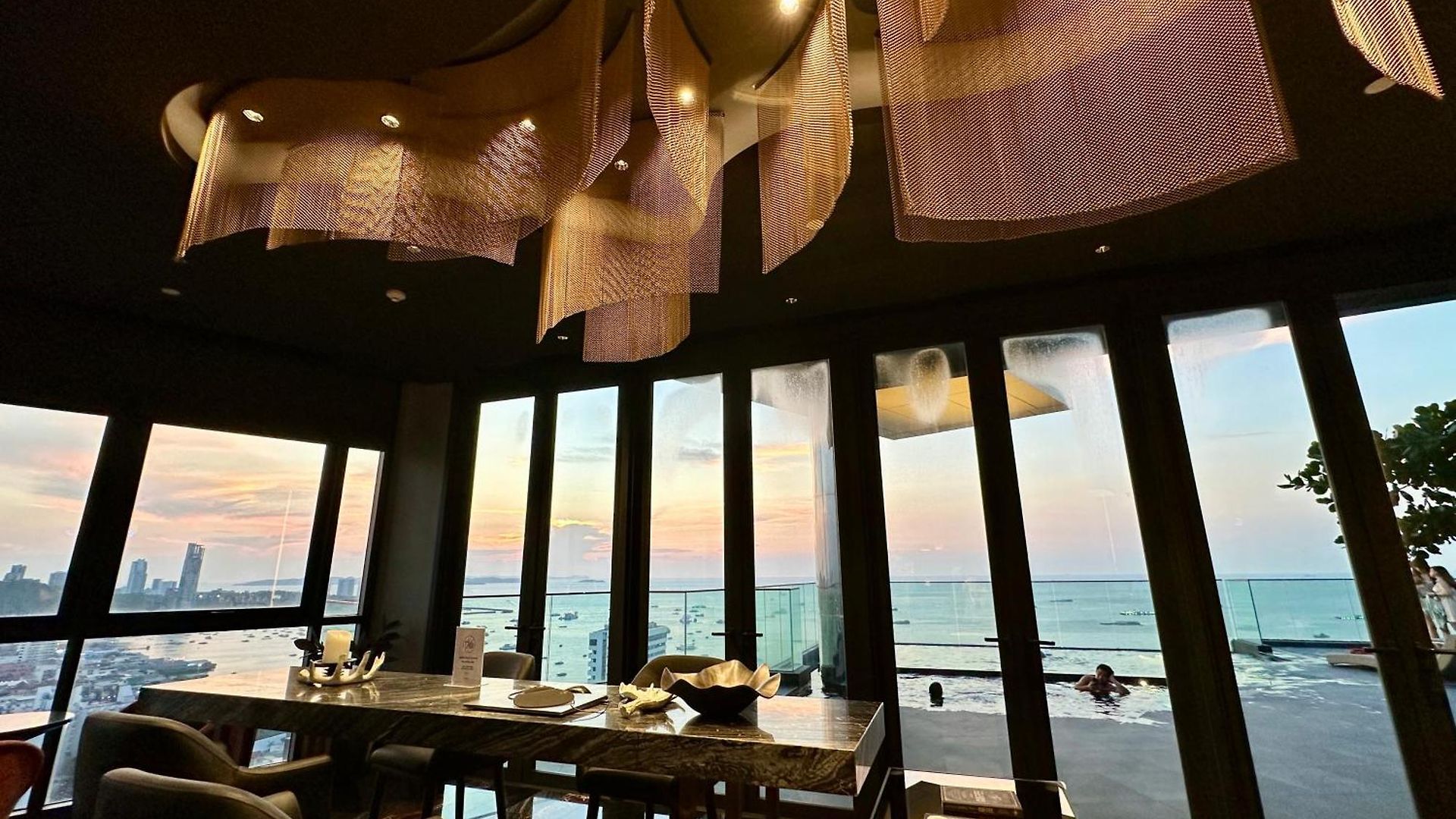 Edge Cozy Vacation Infinite Sky Pool Pattaya