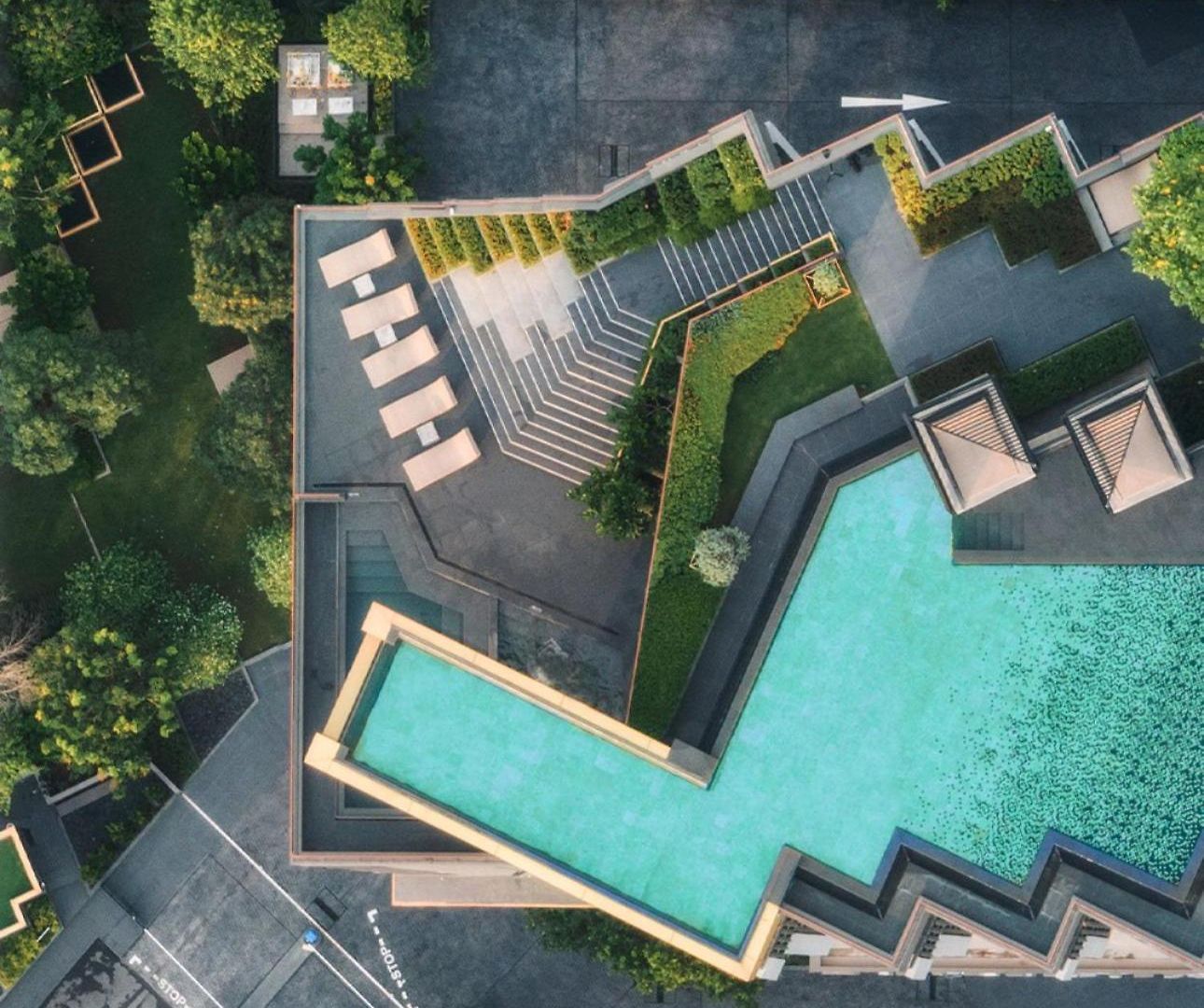 Edge Cozy Vacation Infinite Sky Pool