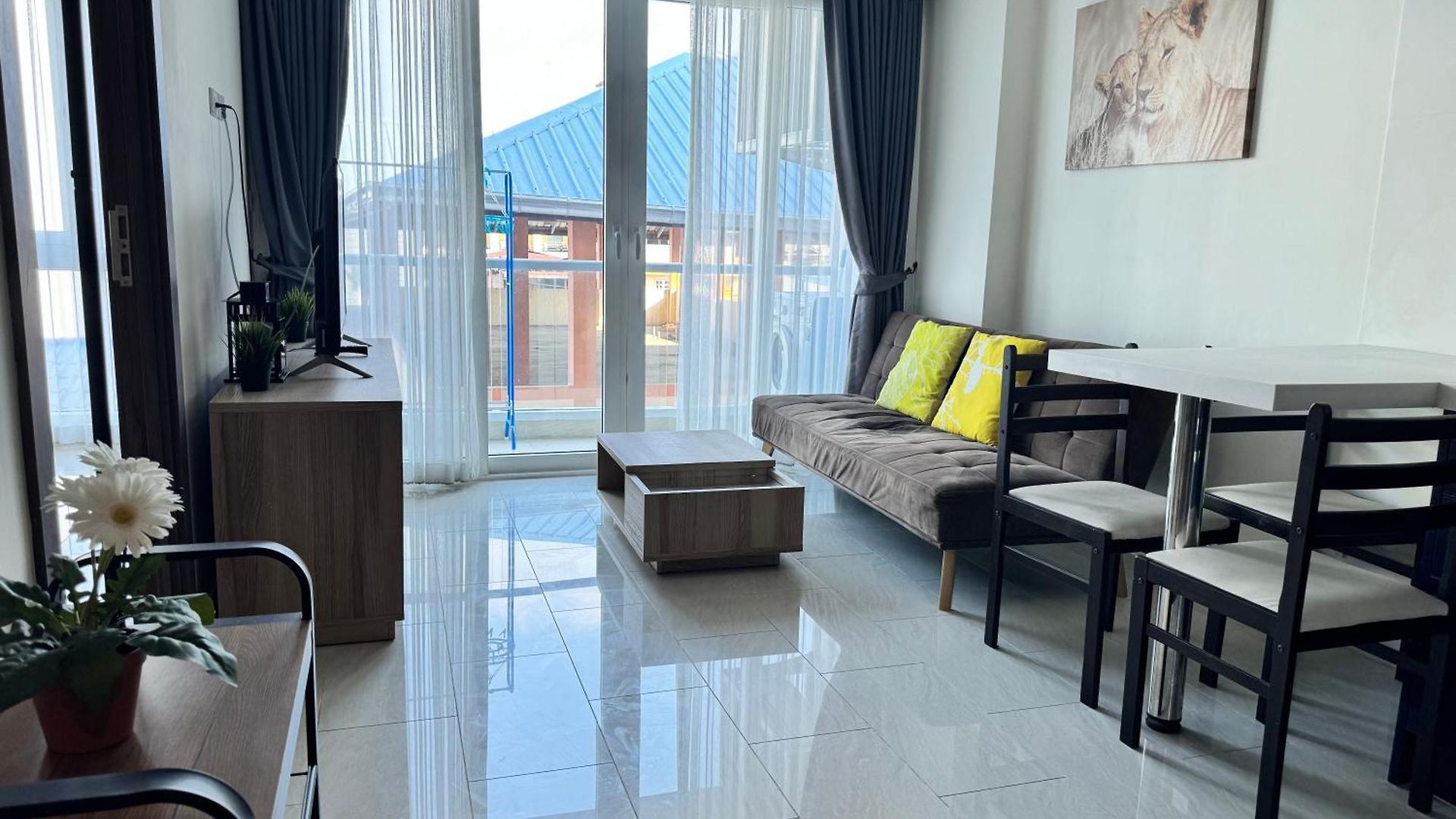 Grand Avenue 1 Bedroom Cityview 6th Floor
