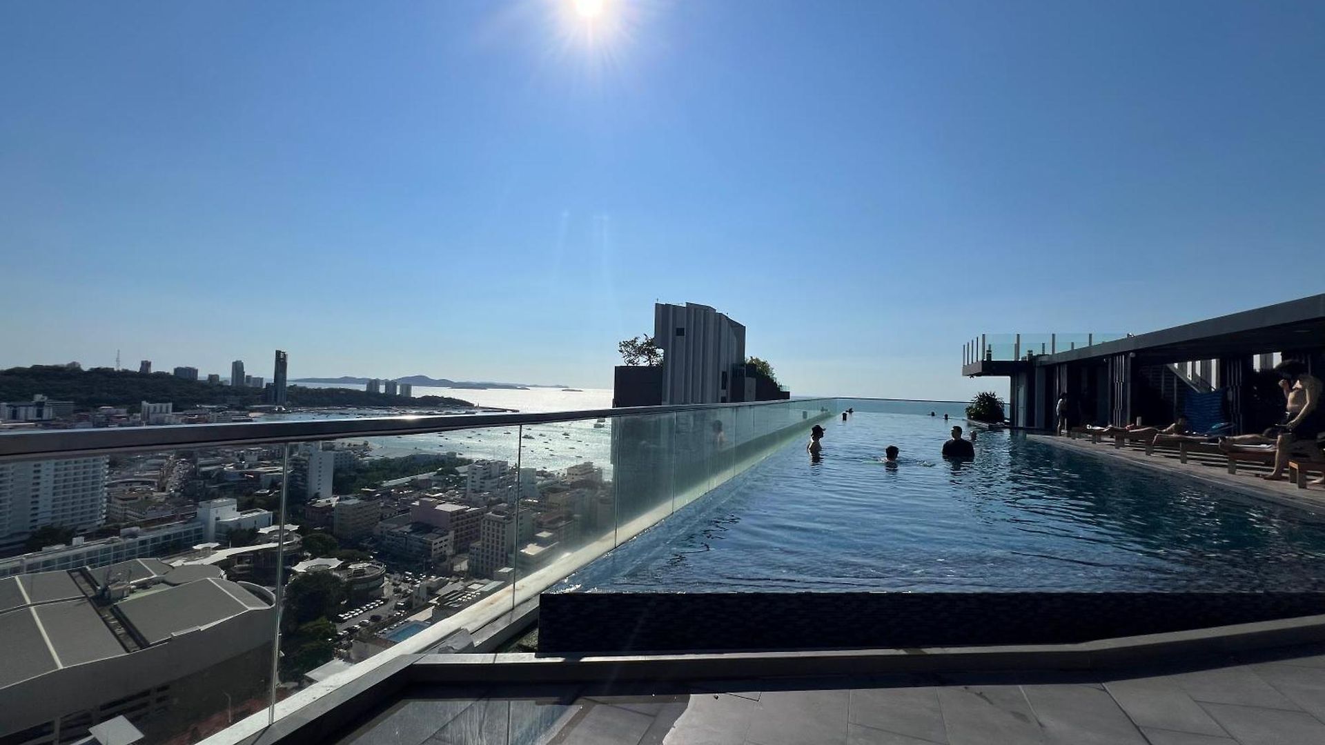 秘狗公寓the Base อพาร์ทเม้น Pattaya