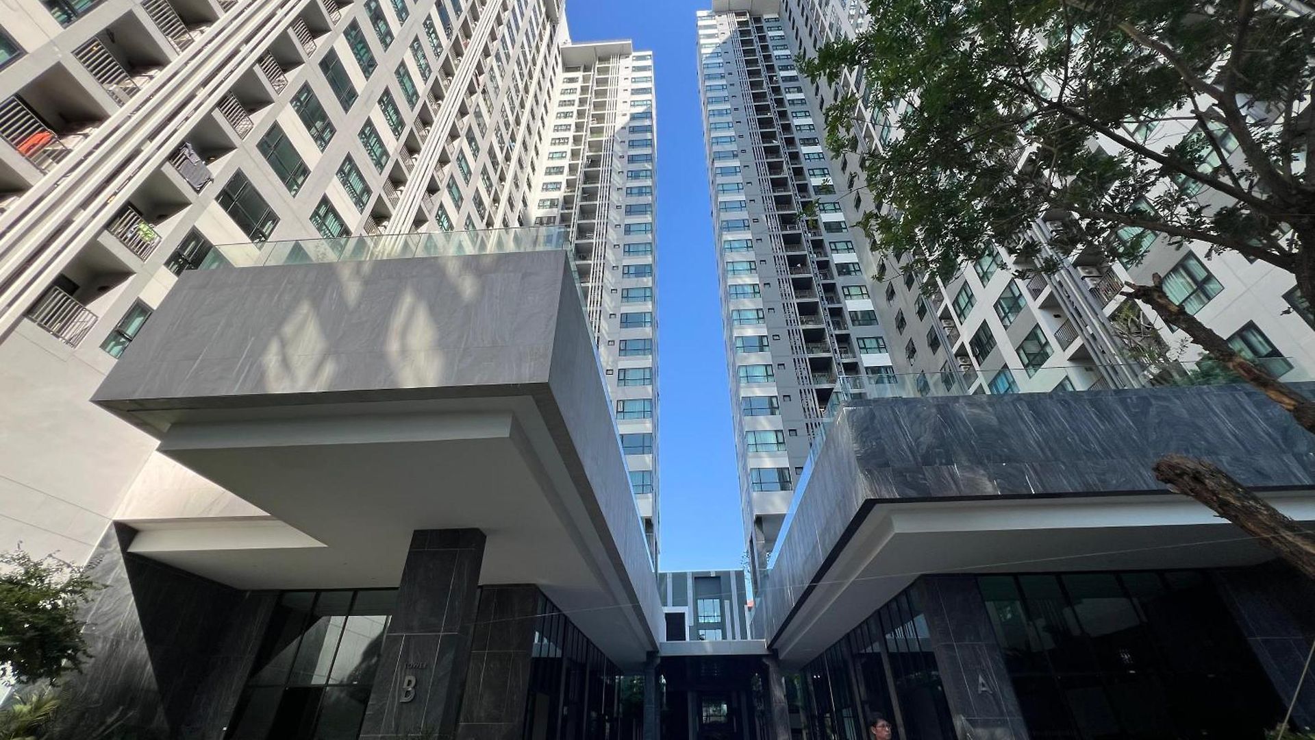 อพาร์ทเม้น 秘狗公寓the Base Pattaya