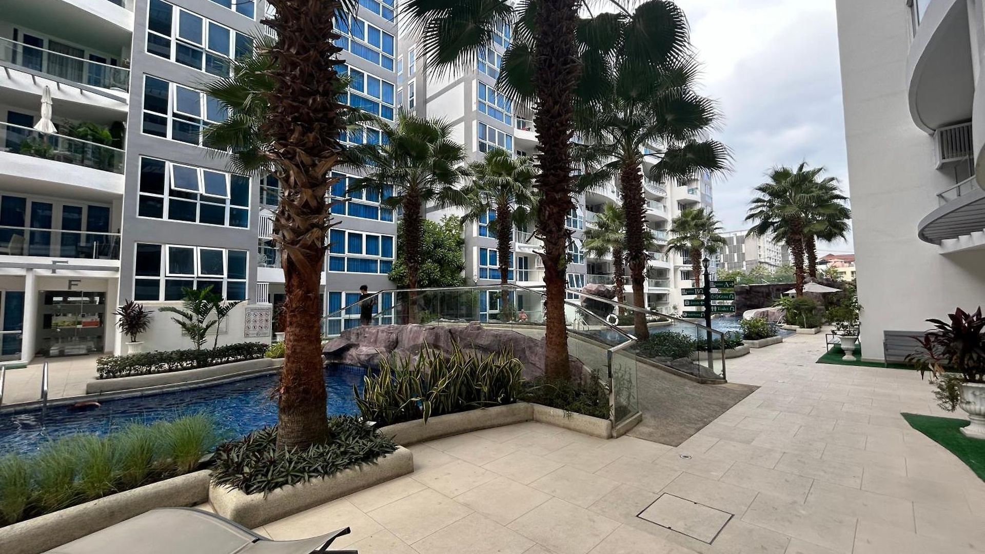 秘狗公寓grand Avenue Apartment Pattaya