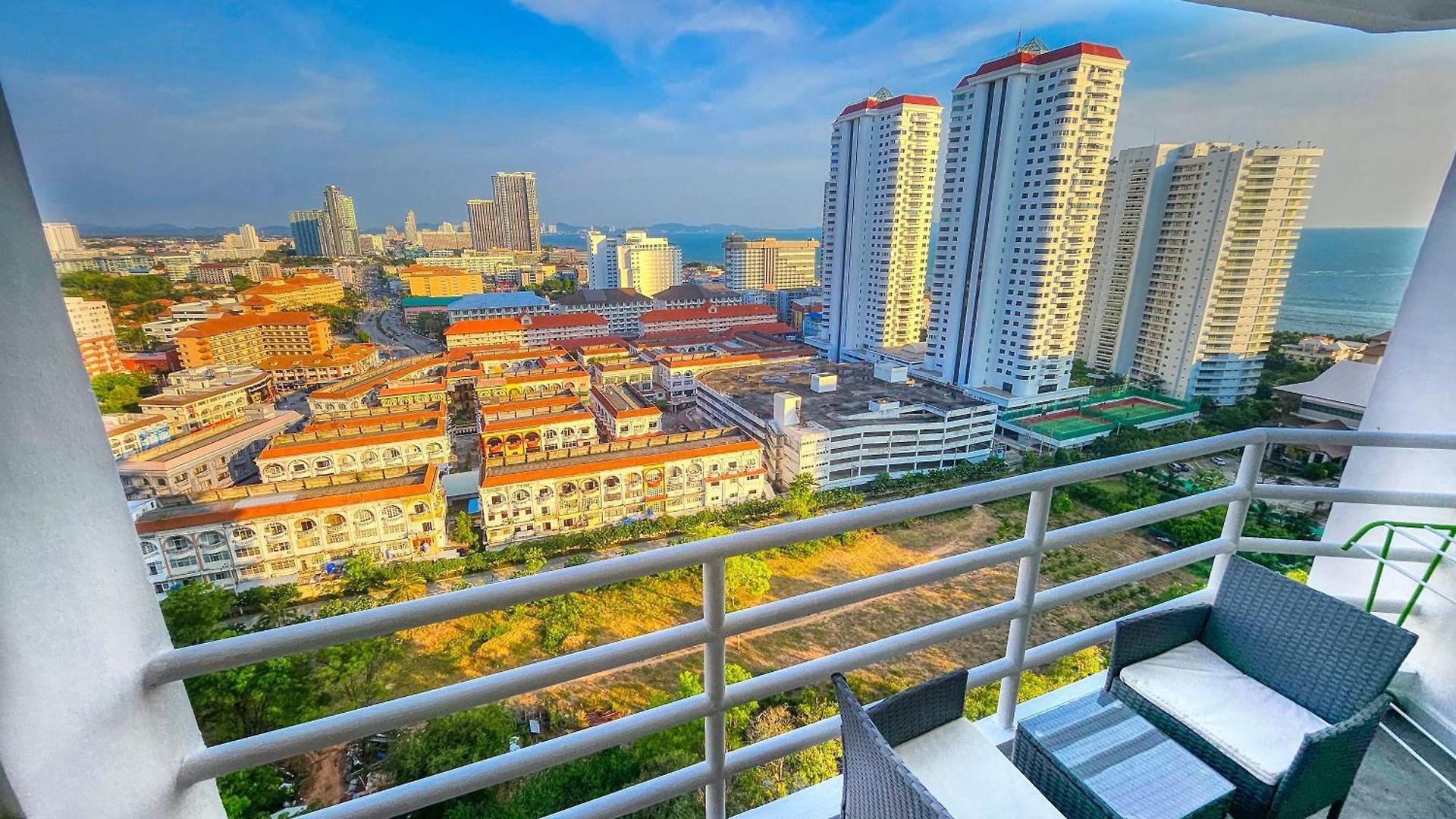 View Talay 5 - Beachfront Ocean View - High Floor & Huge Pool