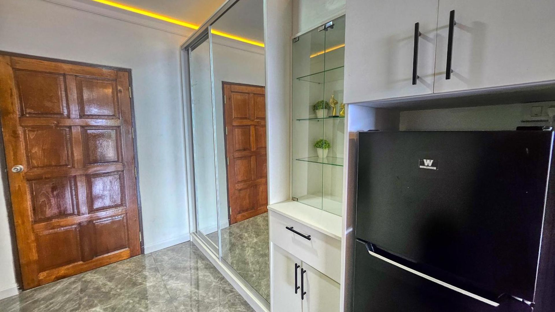 อพาร์ทเม้น View Talay 5 - Beachfront Ocean View - High Floor & Huge Pool