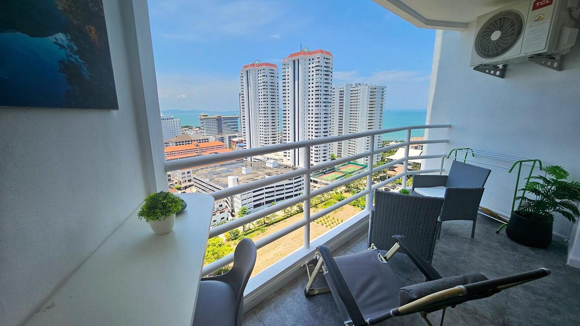 View Talay 5 - Beachfront Ocean View - High Floor & Huge Pool Pattaya