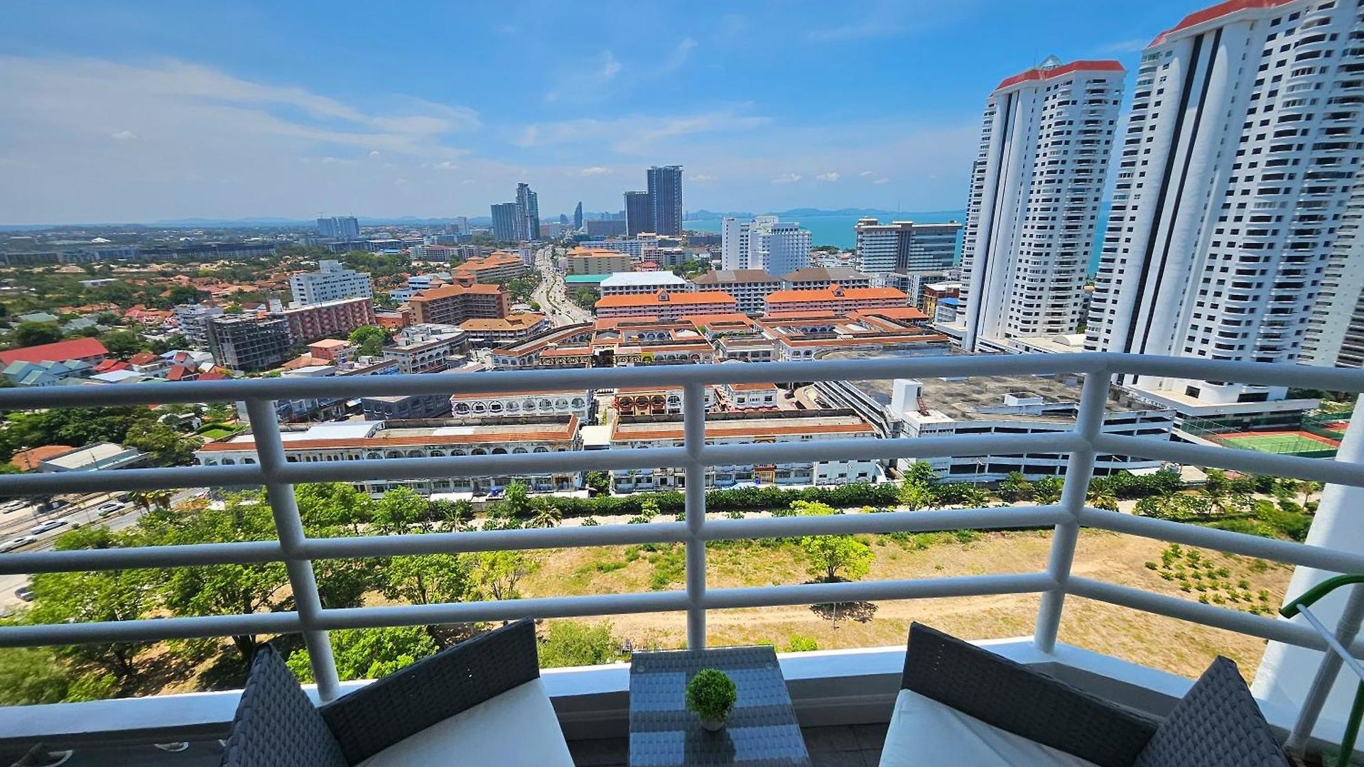 อพาร์ทเม้น View Talay 5 - Beachfront Ocean View - High Floor & Huge Pool *