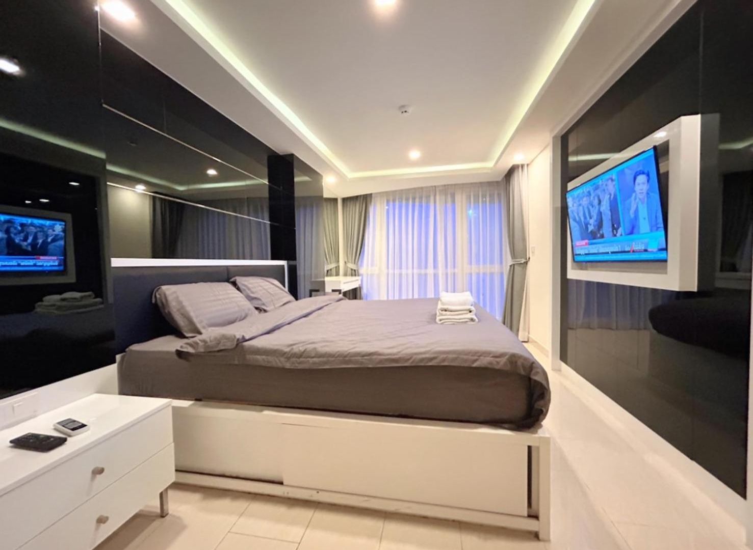 Grand Avenue Apartment