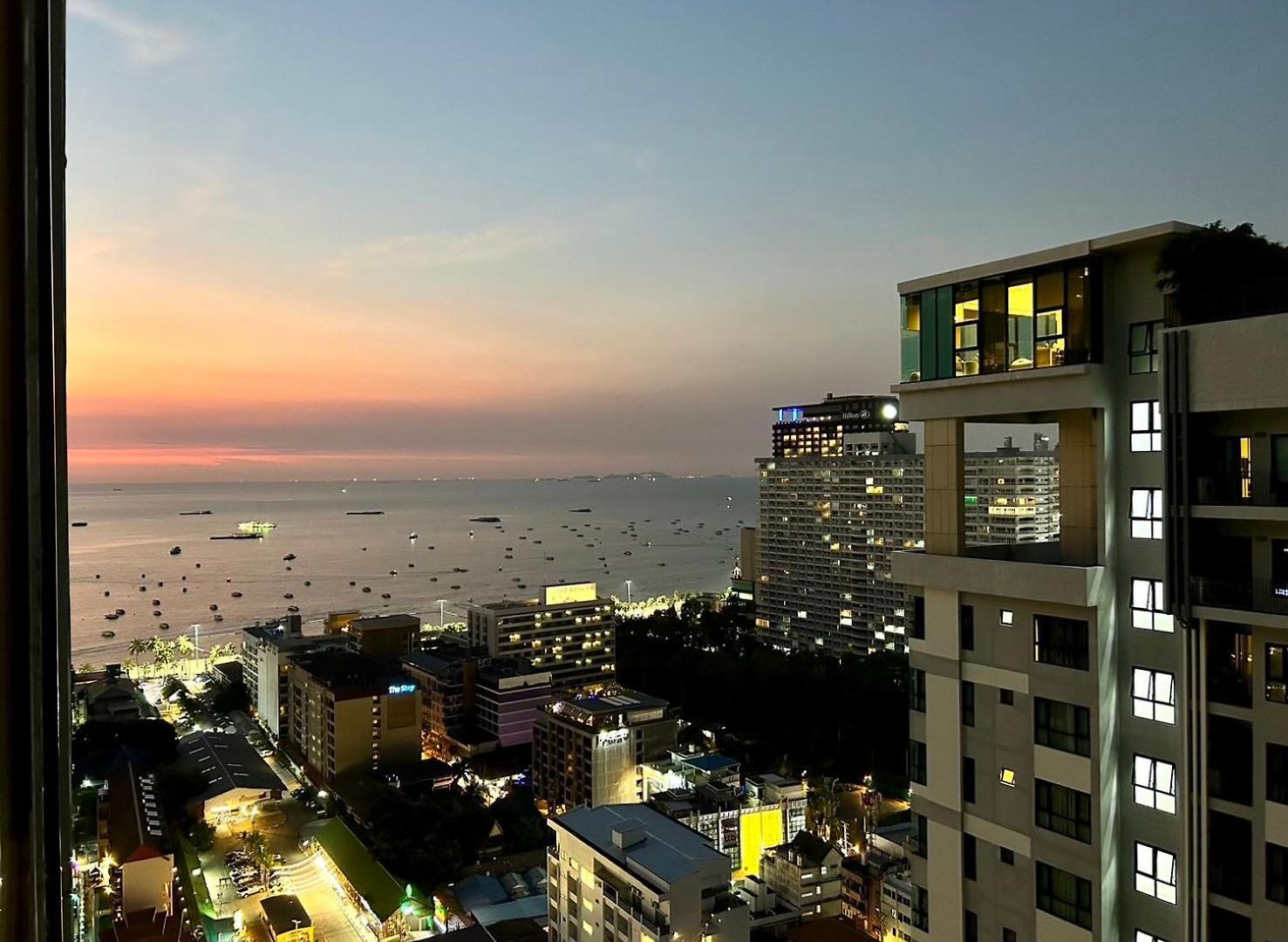 The Base อพาร์ทเม้น *
