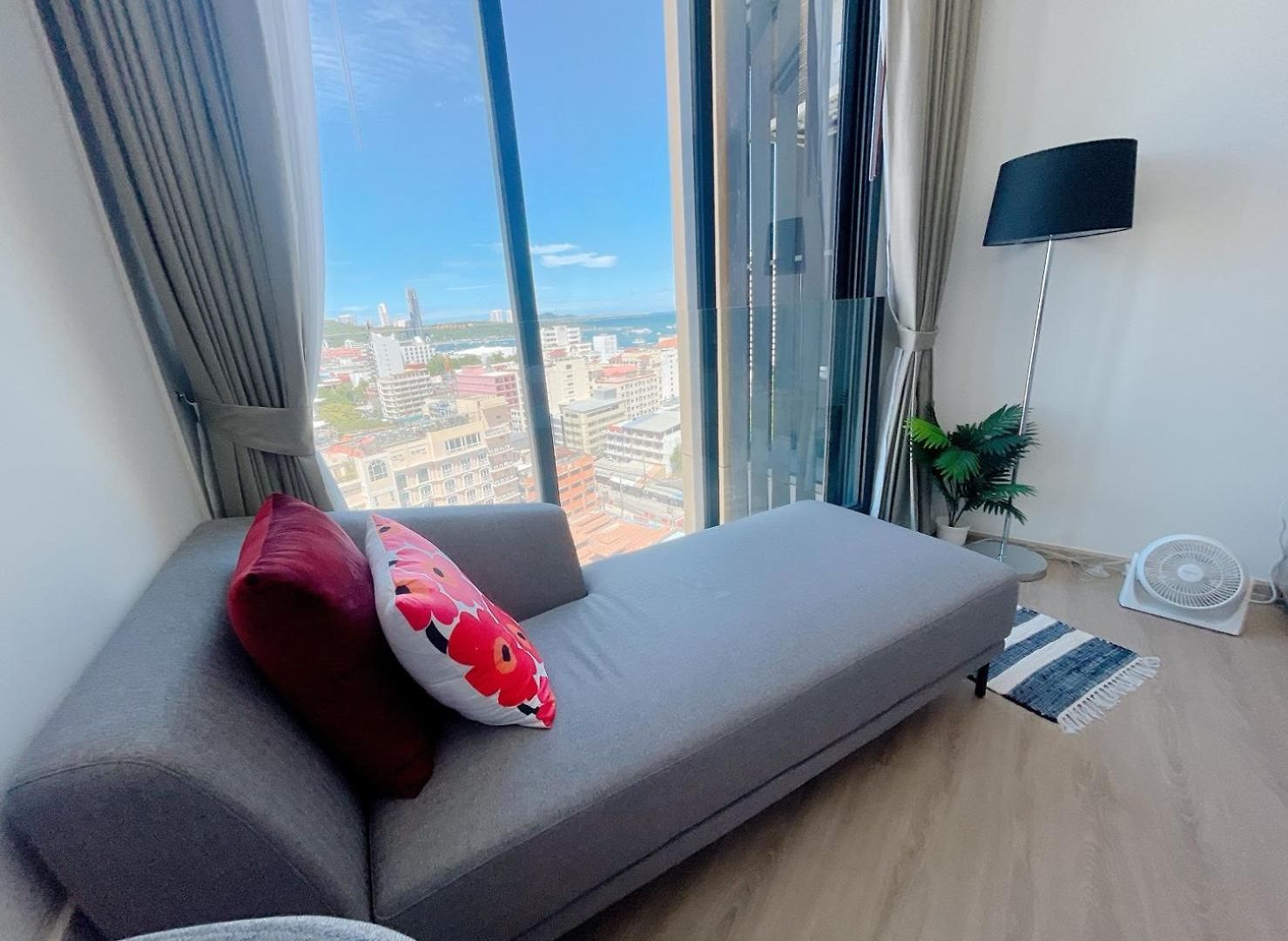 อพาร์ทเม้น The Edge Seaview *