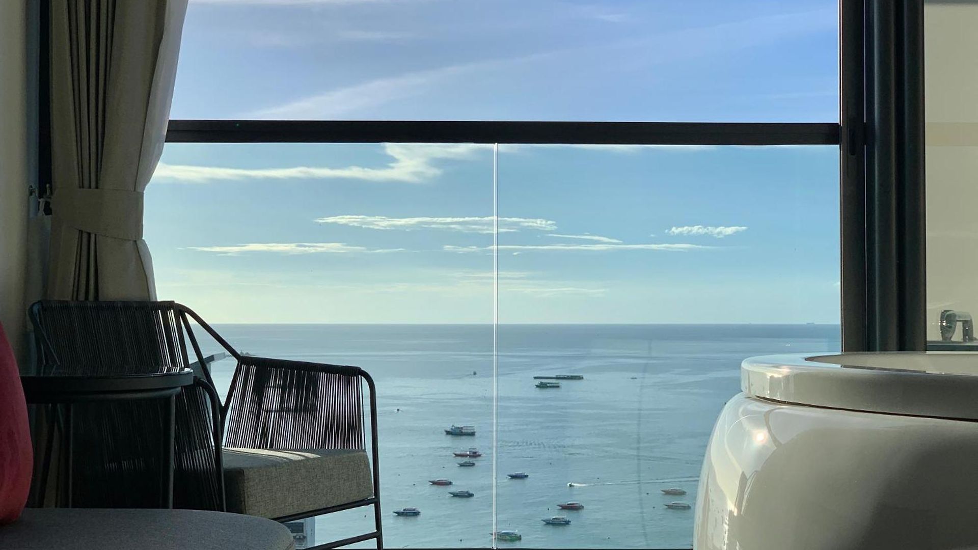 อพาร์ทเม้น Edge Pty Luxury Front Seaview 2bedroom *