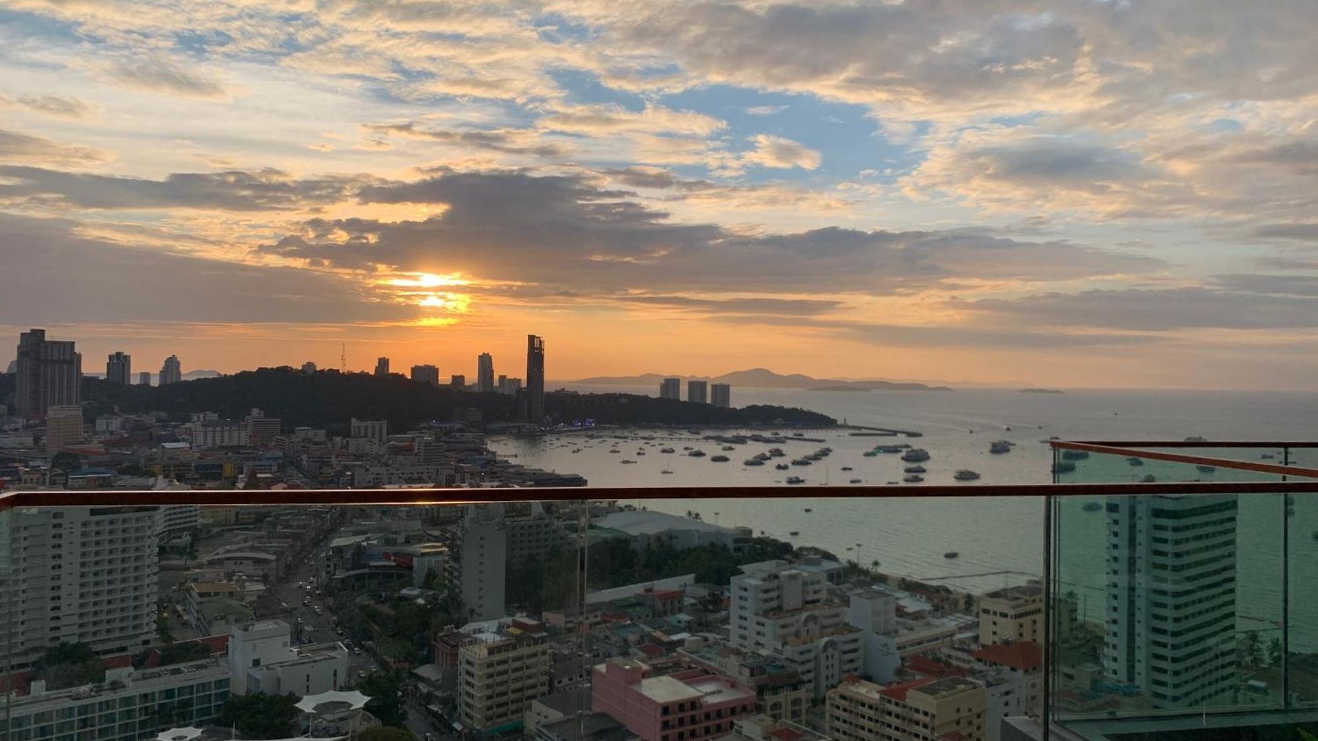 อพาร์ทเม้น Edge Pty Luxury Front Seaview 2bedroom *