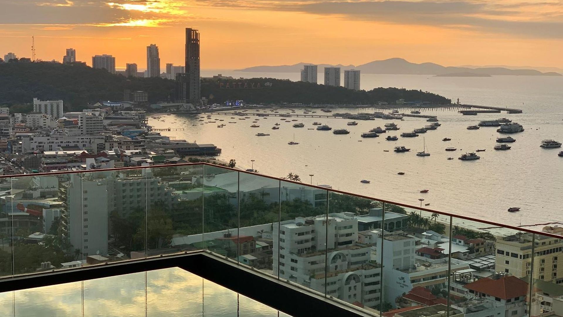 Edge Pty Luxury Front Seaview 2bedroom * Pattaya