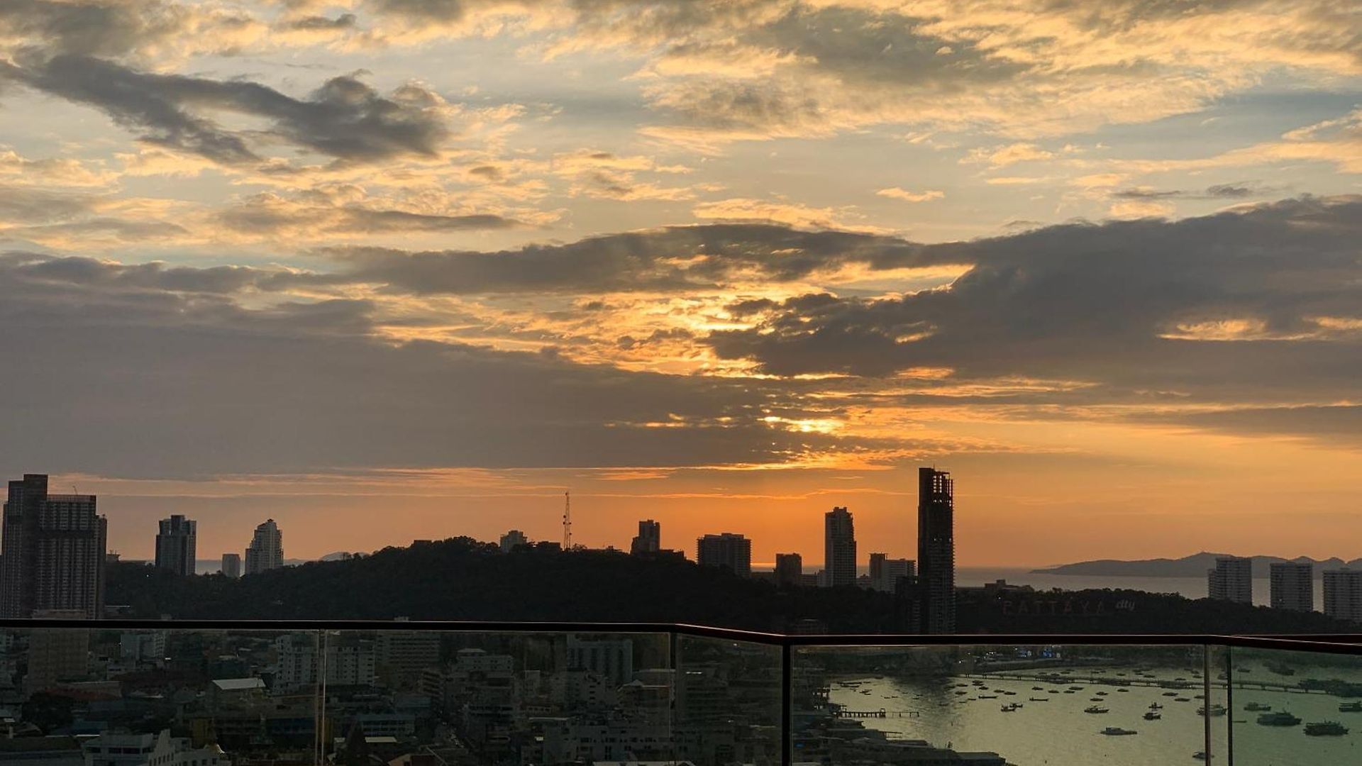 อพาร์ทเม้น Edge Pty Luxury Front Seaview 2bedroom Pattaya