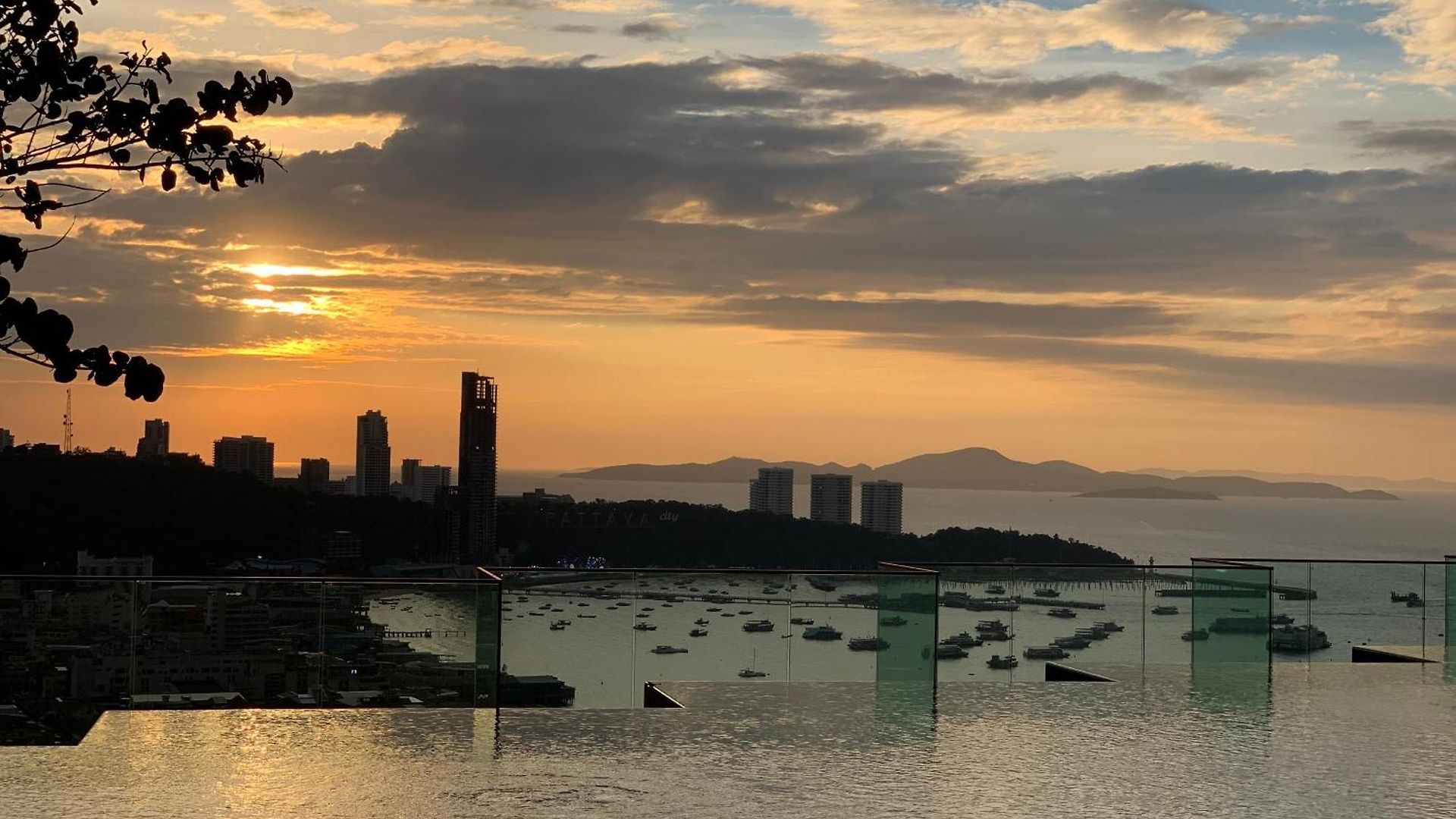 อพาร์ทเม้น Edge Pty Luxury Front Seaview 2bedroom