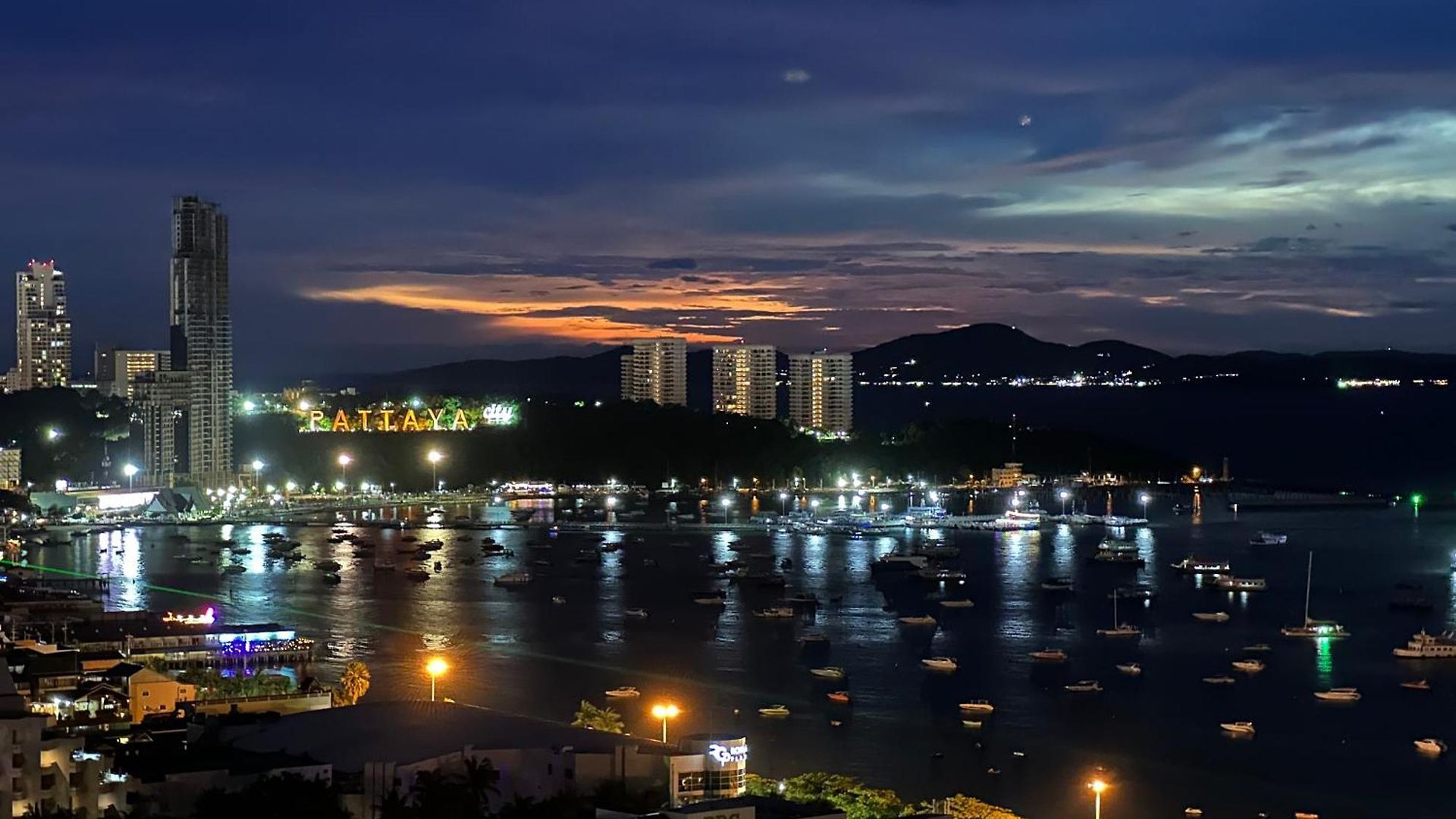 อพาร์ทเม้น Edge Pty Luxury Front Seaview 2bedroom