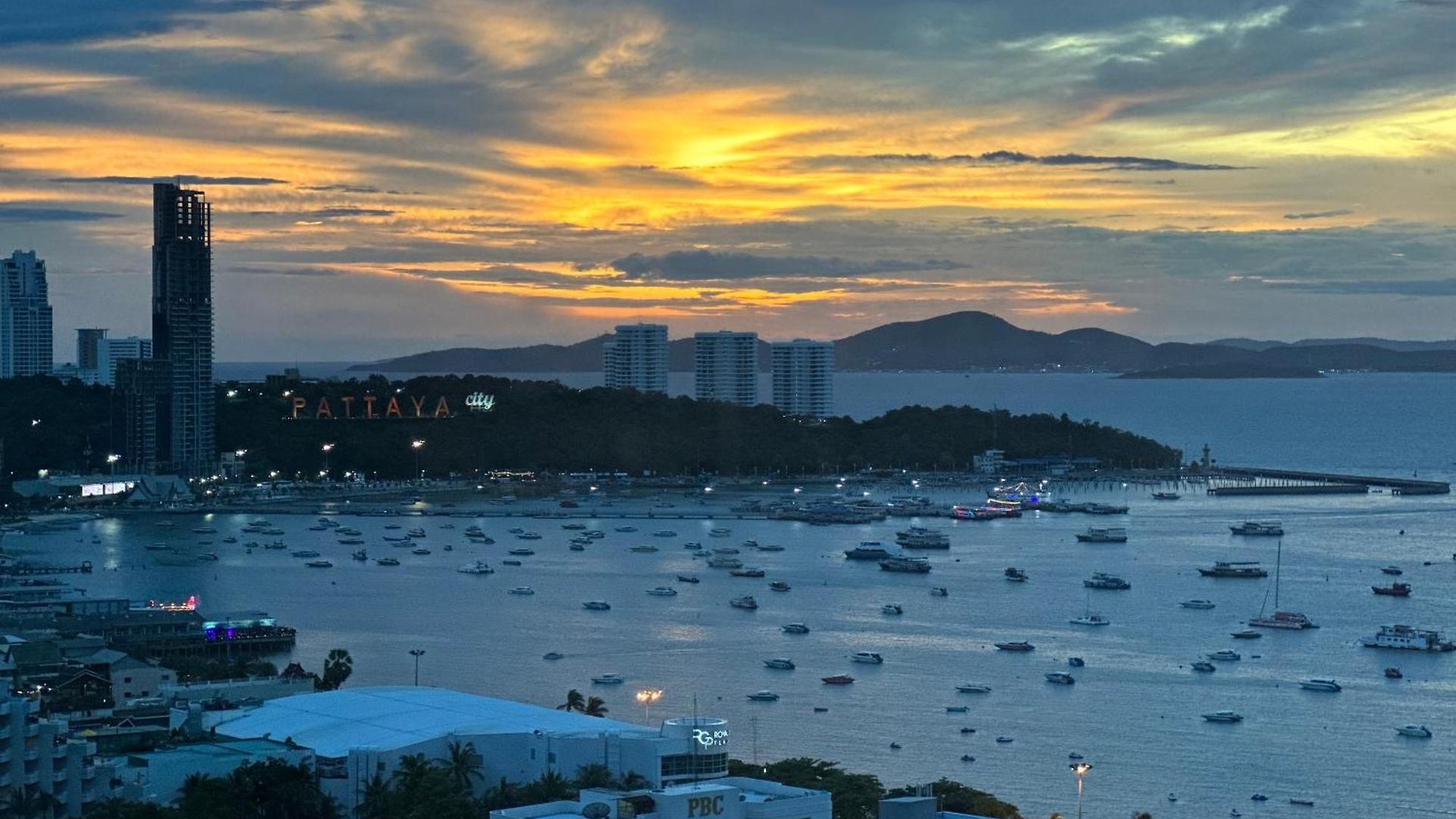 Edge Pty Luxury Front Seaview 2bedroom * Pattaya