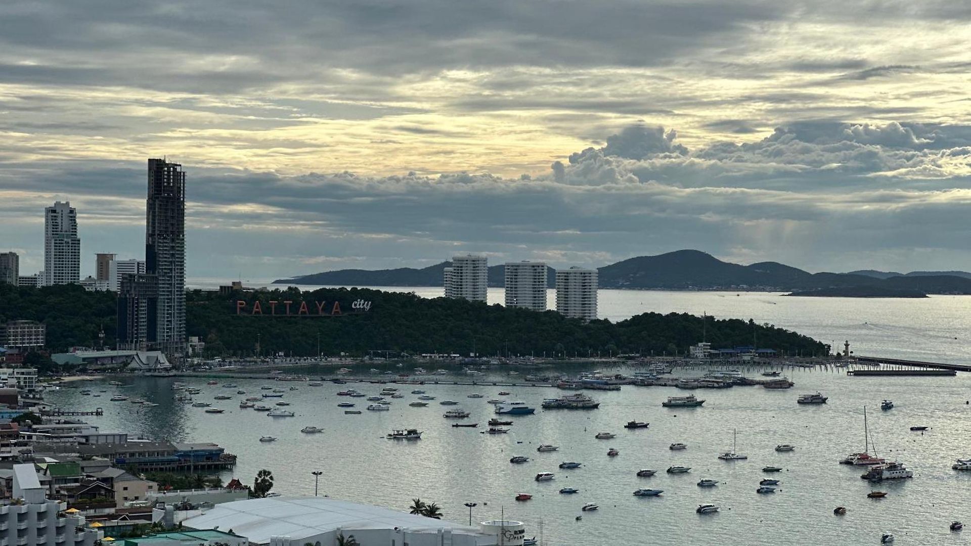 อพาร์ทเม้น Edge Pty Luxury Front Seaview 2bedroom Pattaya