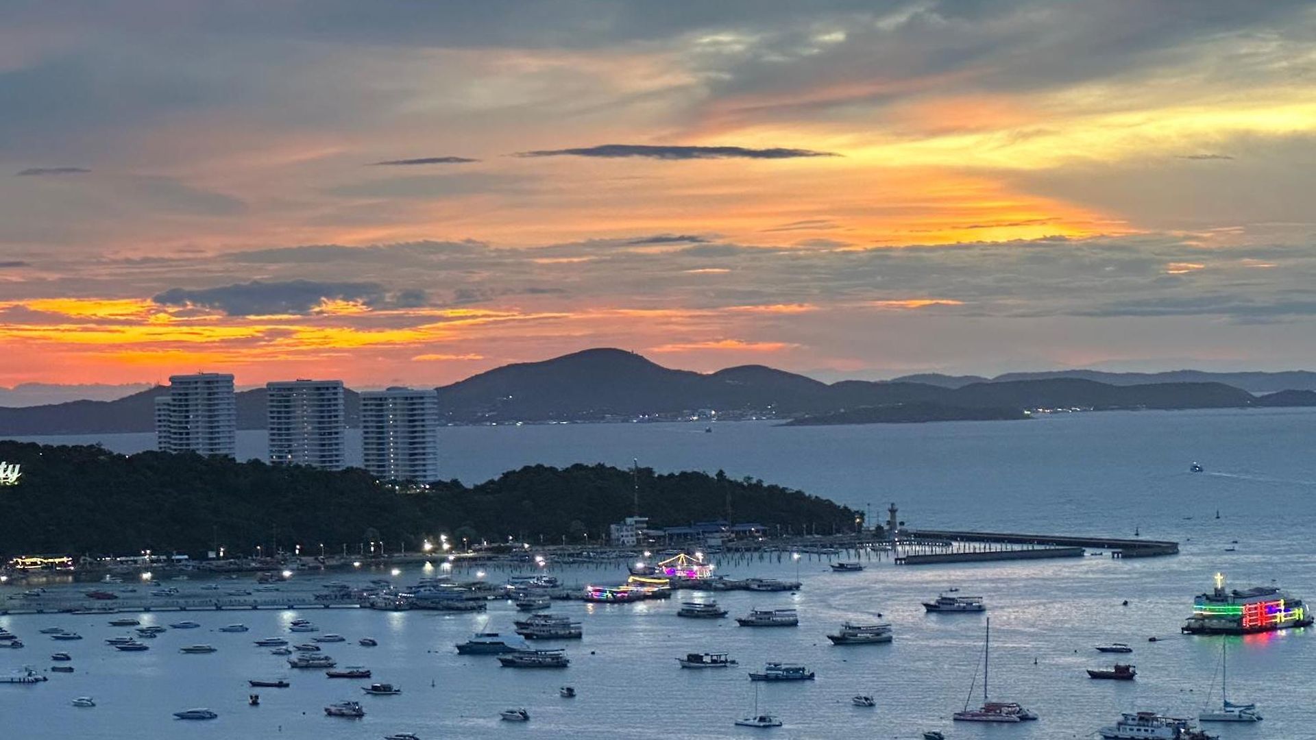 Edge Pty Luxury Front Seaview 2bedroom Pattaya