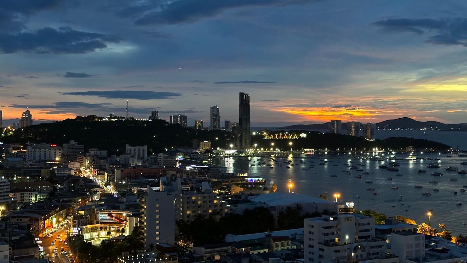 Edge Pty Luxury Front Seaview 2bedroom * Pattaya