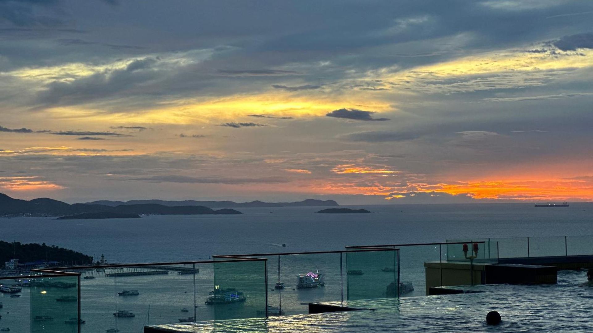 อพาร์ทเม้น Edge Pty Luxury Front Seaview 2bedroom