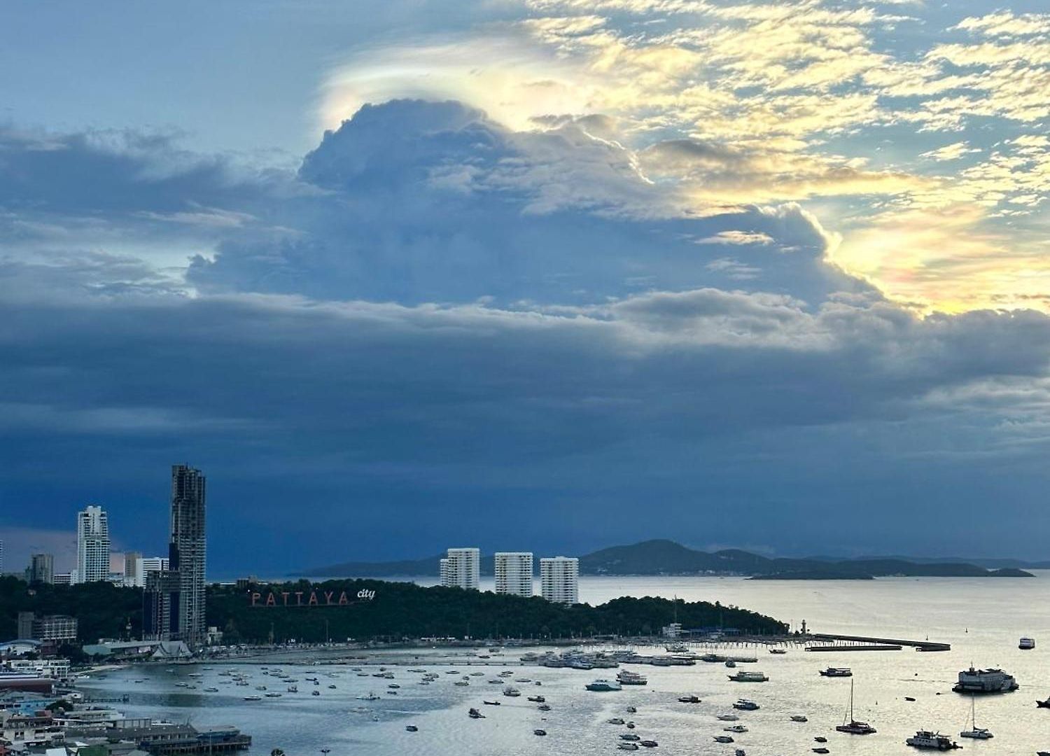 อพาร์ทเม้น Edge Pty Luxury Front Seaview 2bedroom *