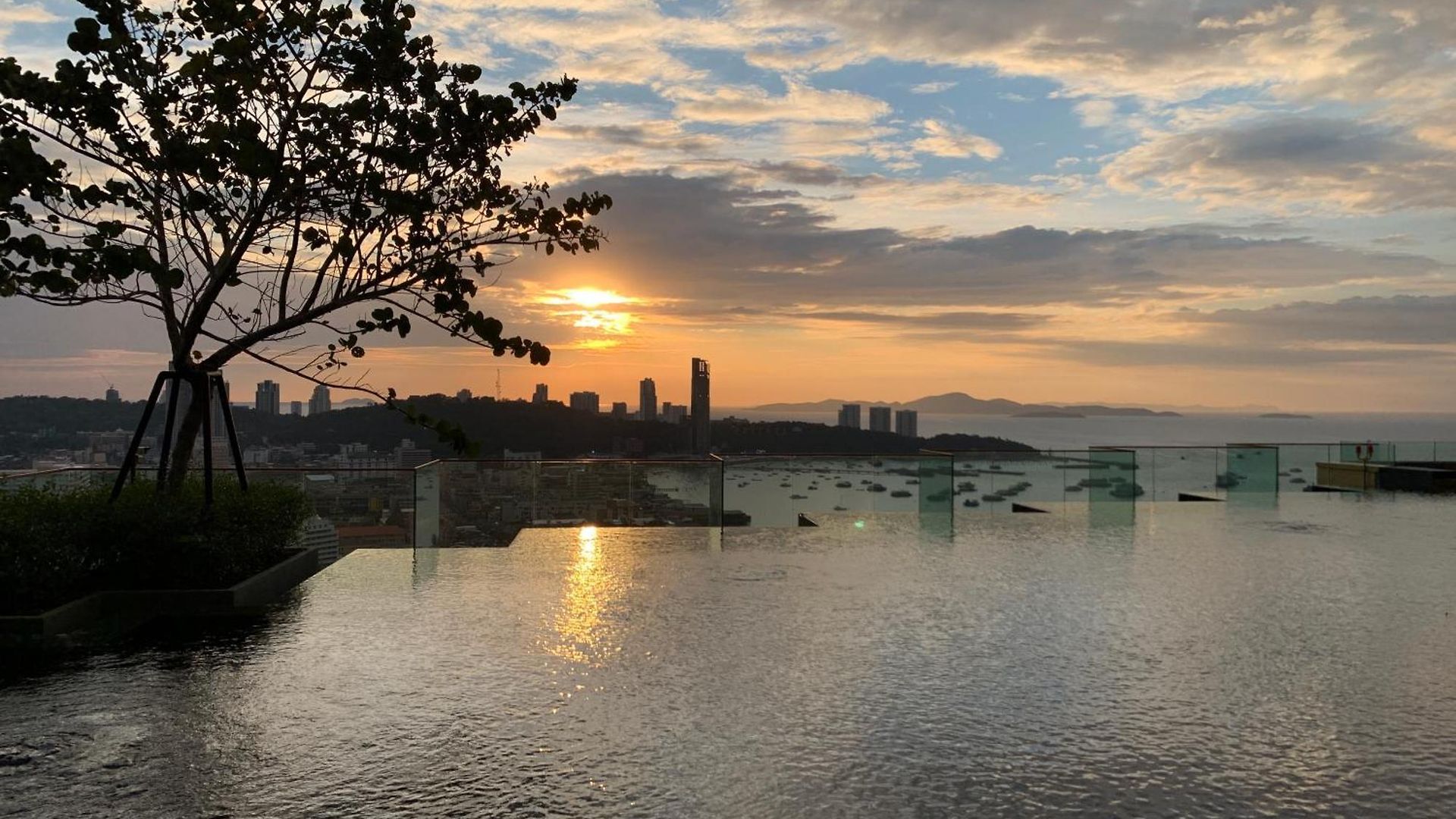 Edge Pty Luxury Front Seaview 2bedroom * Pattaya