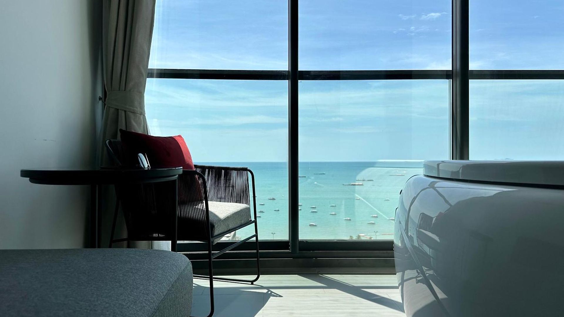อพาร์ทเม้น Edge Pty Luxury Front Seaview 2bedroom *