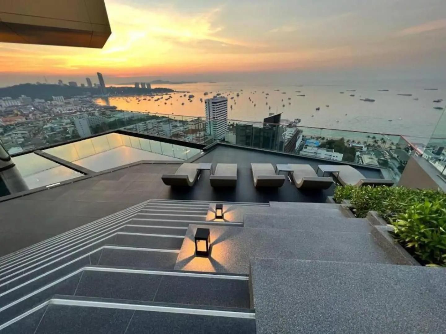 วันหยุดที่บ้าน Luxury Edge Pattaya