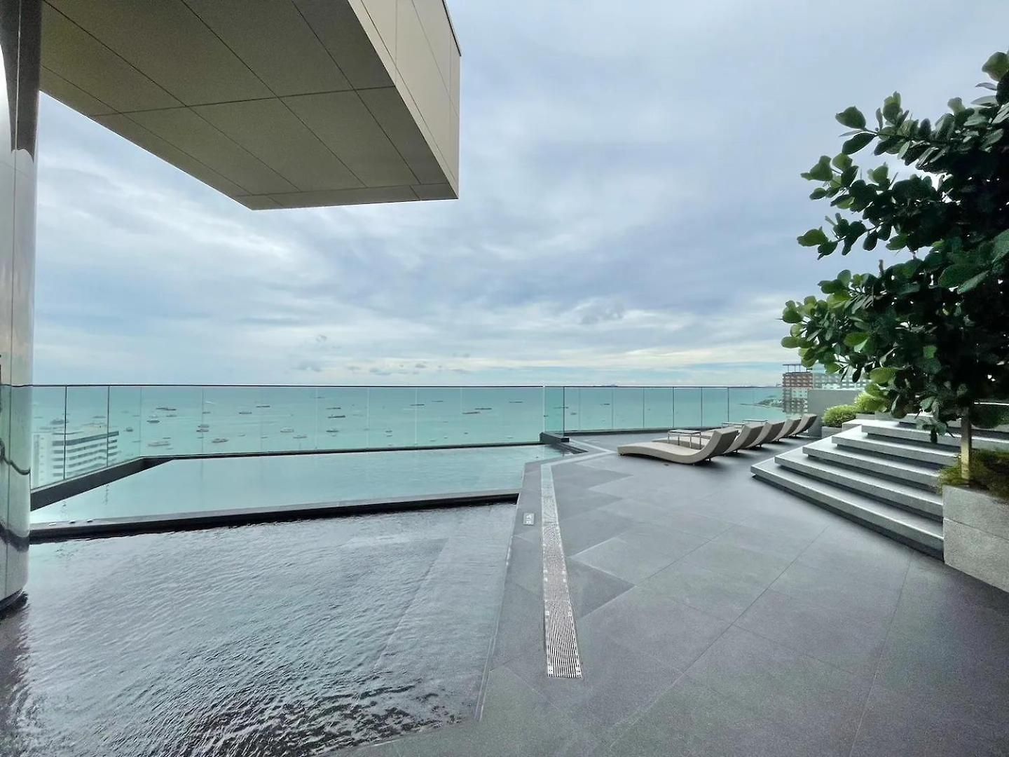วันหยุดที่บ้าน Luxury Edge Pattaya